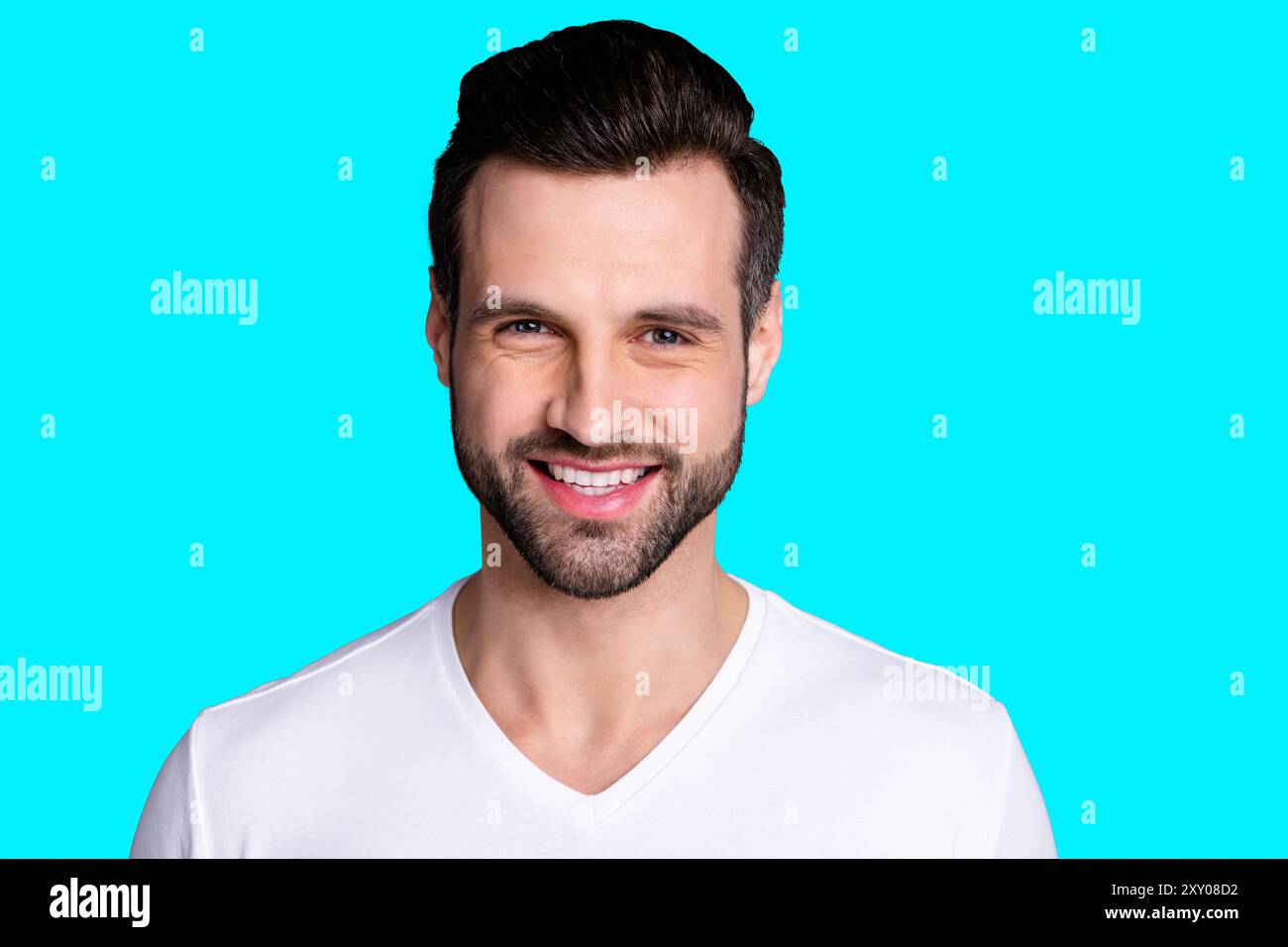 Nahaufnahme Foto erstaunlich er seine Macho perfekt ideal Aussehen Check Spiegel Stylist Qualität Besuch Arbeit locker ruhig zeigen weiße Zähne Borsten Verschleiß Stockfoto