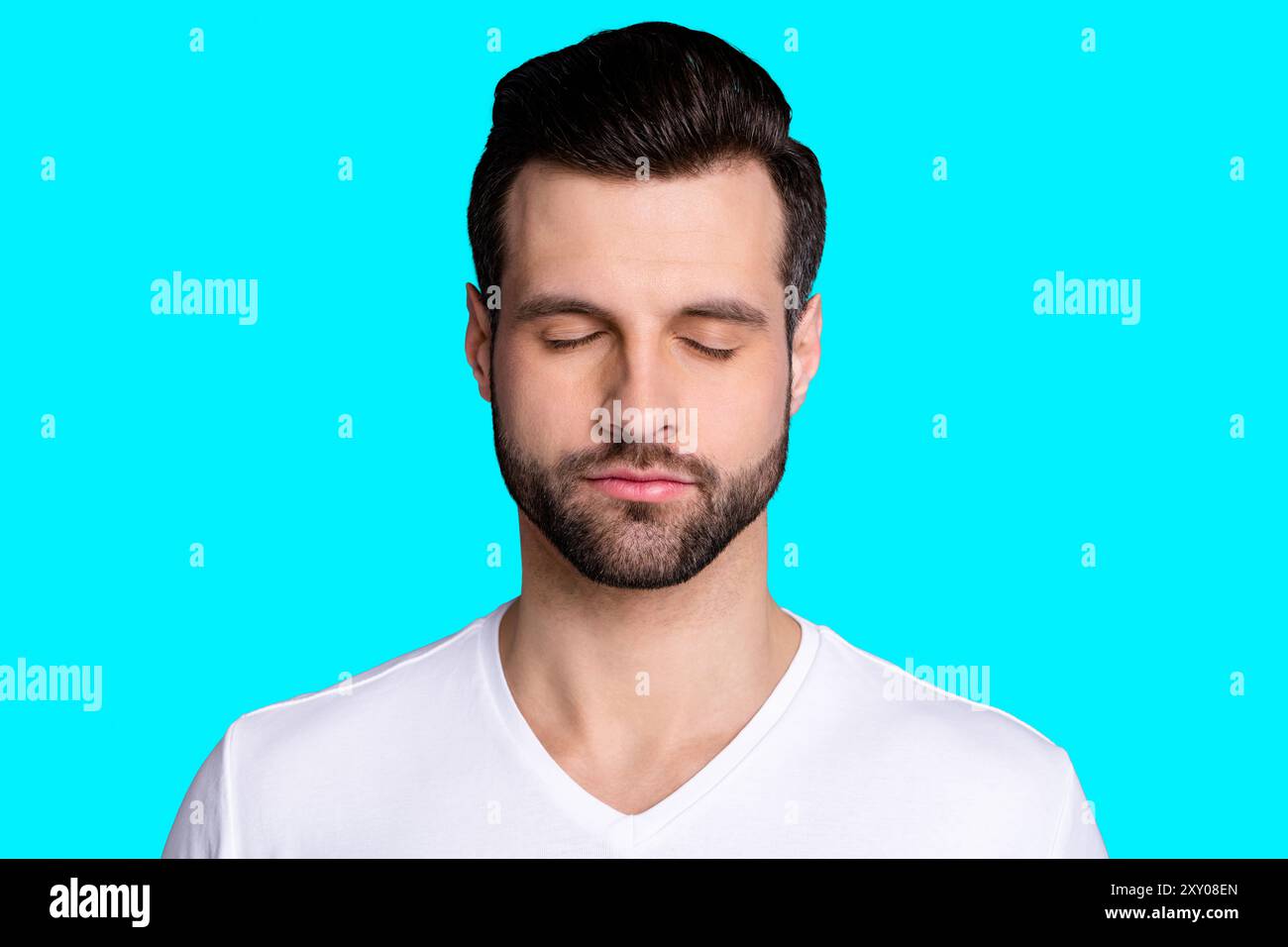 Nahaufnahme Foto erstaunlich er sein Macho perfektes ideales Aussehen Borste lockere Person Augen geschlossen ruhig nicht reden sagen sagen sagen Lächeln Erfrischung Stockfoto