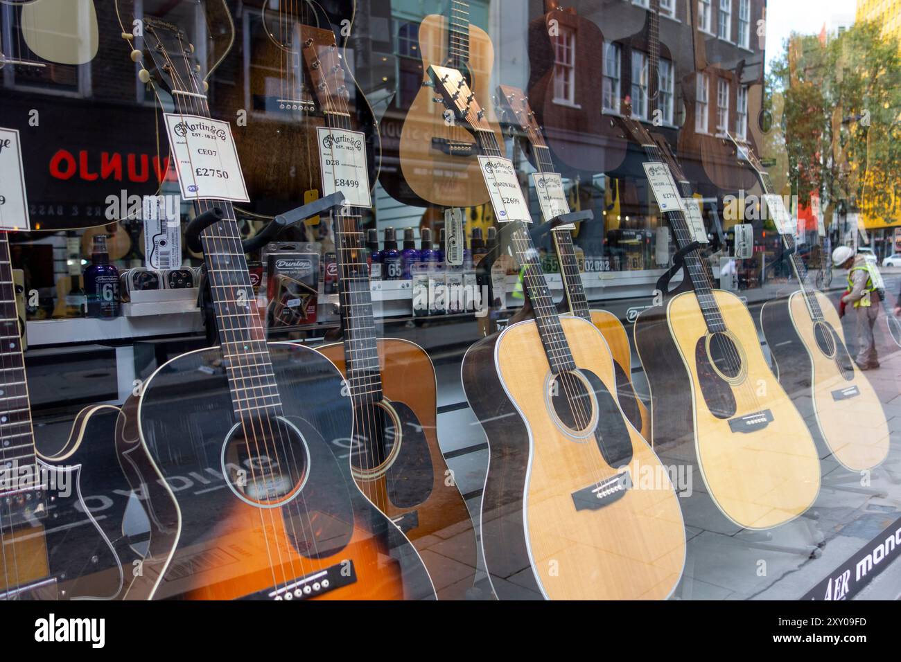 Gitarren im Fenster eines Musikgeschäfts in der Denmark Street, London, Großbritannien Stockfoto