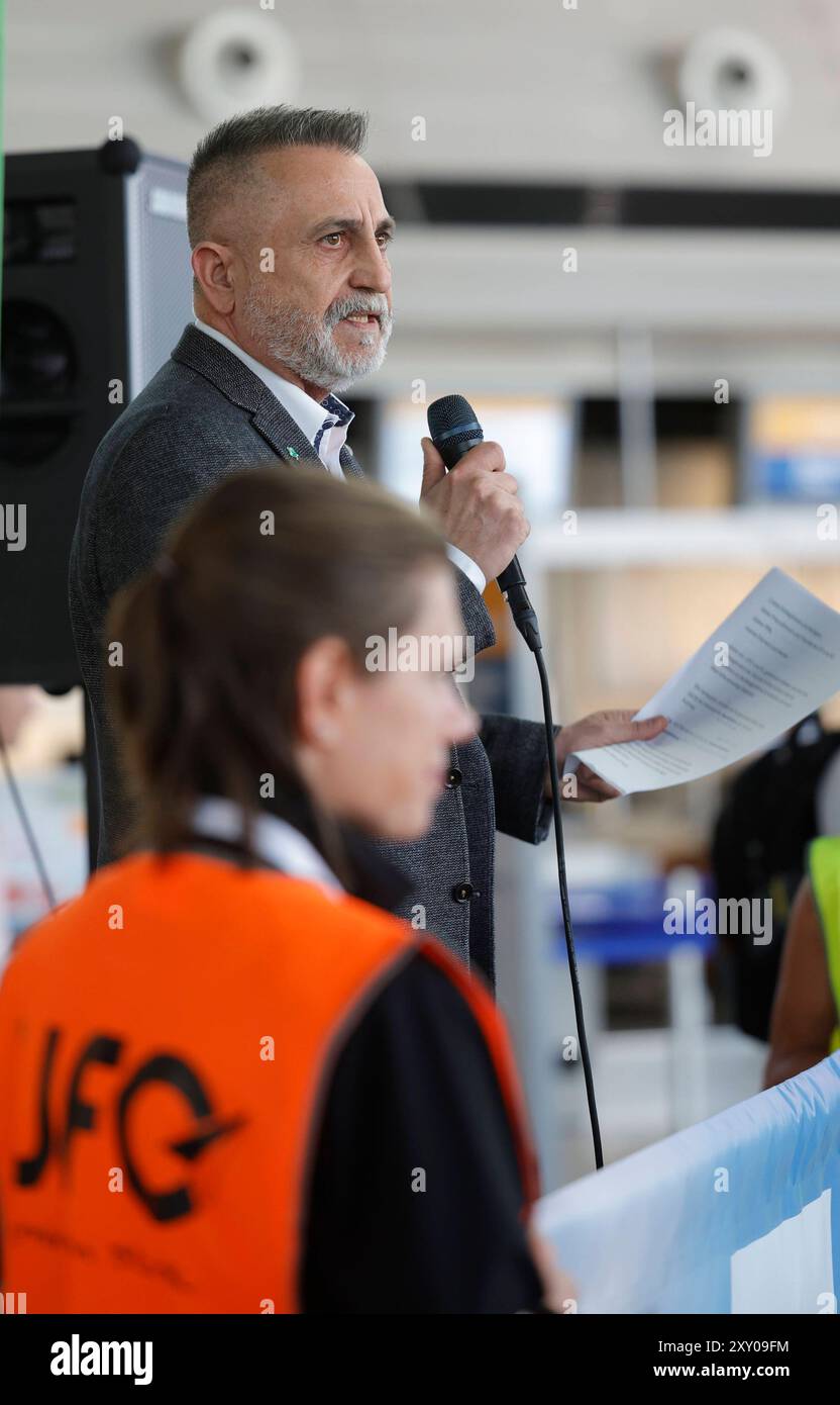 27.08.2024 Kundgebung am ersten Streiktag von vier vor und im Flughafen Frankfurt Main von Gewerkschaft UFO und Vereinigung Cockpit VC für höhere Löhne für Piloten und Kabinenpersonal der Lufthansa Tochter ENTDECKEN FLUGGESELLSCHAFTEN nach Tarifabschluss mit VERDI Organisation Vorsitzender Joachim Vazquez Bürger Frankfurt Main Hessen Deutschland *** 27 08 2024 Rallye am ersten Tag von vier Streiks vor dem und innerhalb des Frankfurter Hauptflughafens durch die gewerkschaft UFO und Vereinigung Cockpit VC für höhere Löhne für Piloten und Kabine Besatzung der Lufthansa-Tochter ENTDECKT FLUGGESELLSCHAFTEN nach Tarifverhandlungen Stockfoto