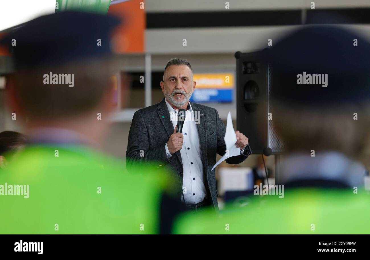 27.08.2024 Kundgebung am ersten Streiktag von vier vor und im Flughafen Frankfurt Main von Gewerkschaft UFO und Vereinigung Cockpit VC für höhere Löhne für Piloten und Kabinenpersonal der Lufthansa Tochter ENTDECKEN FLUGGESELLSCHAFTEN nach Tarifabschluss mit VERDI Organisation Vorsitzender Joachim Vazquez Bürger Frankfurt Main Hessen Deutschland *** 27 08 2024 Rallye am ersten Tag von vier Streiks vor dem und innerhalb des Frankfurter Hauptflughafens durch die gewerkschaft UFO und Vereinigung Cockpit VC für höhere Löhne für Piloten und Kabine Besatzung der Lufthansa-Tochter ENTDECKT FLUGGESELLSCHAFTEN nach Tarifverhandlungen Stockfoto