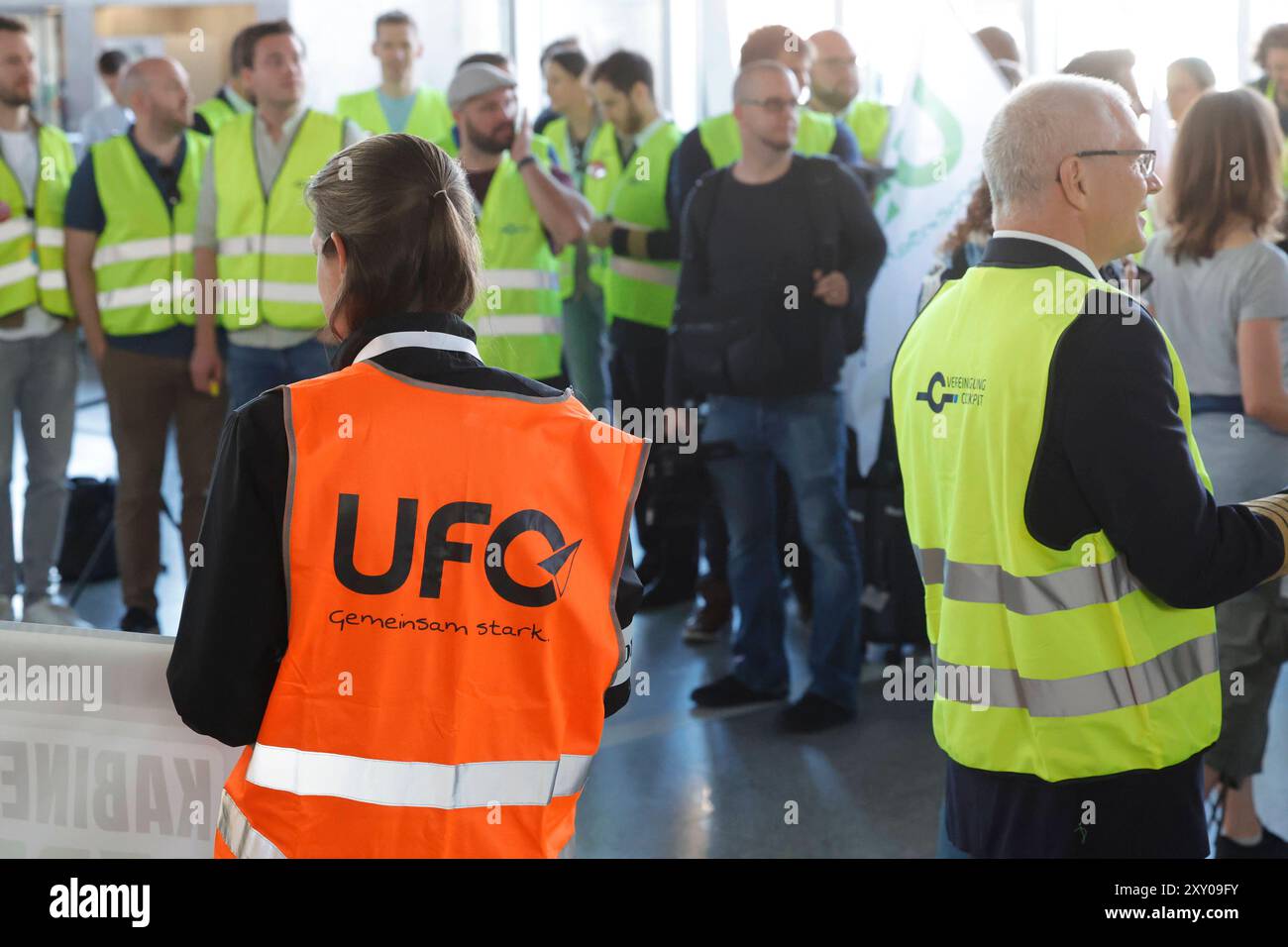 27.08.2024 Kundgebung am ersten Streiktag von vier vor und im Flughafen Frankfurt Main von Gewerkschaft UFO und Vereinigung Cockpit VC für höhere Löhne für Piloten und Kabinenpersonal der Lufthansa Tochter ENTDECKEN FLUGGESELLSCHAFTEN nach Tarifabschluss mit VERDI Organisation Vorsitzender Joachim Vazquez Bürger Frankfurt Main Hessen Deutschland *** 27 08 2024 Rallye am ersten Tag von vier Streiks vor dem und innerhalb des Frankfurter Hauptflughafens durch die gewerkschaft UFO und Vereinigung Cockpit VC für höhere Löhne für Piloten und Kabine Besatzung der Lufthansa-Tochter ENTDECKT FLUGGESELLSCHAFTEN nach Tarifverhandlungen Stockfoto