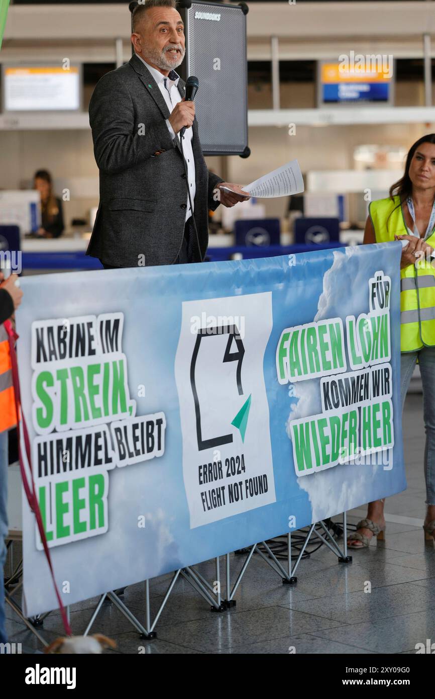 27.08.2024 Kundgebung am ersten Streiktag von vier vor und im Flughafen Frankfurt Main von Gewerkschaft UFO und Vereinigung Cockpit VC für höhere Löhne für Piloten und Kabinenpersonal der Lufthansa Tochter ENTDECKEN FLUGGESELLSCHAFTEN nach Tarifabschluss mit VERDI Organisation Vorsitzender Joachim Vazquez Bürger Frankfurt Main Hessen Deutschland *** 27 08 2024 Rallye am ersten Tag von vier Streiks vor dem und innerhalb des Frankfurter Hauptflughafens durch die gewerkschaft UFO und Vereinigung Cockpit VC für höhere Löhne für Piloten und Kabine Besatzung der Lufthansa-Tochter ENTDECKT FLUGGESELLSCHAFTEN nach Tarifverhandlungen Stockfoto