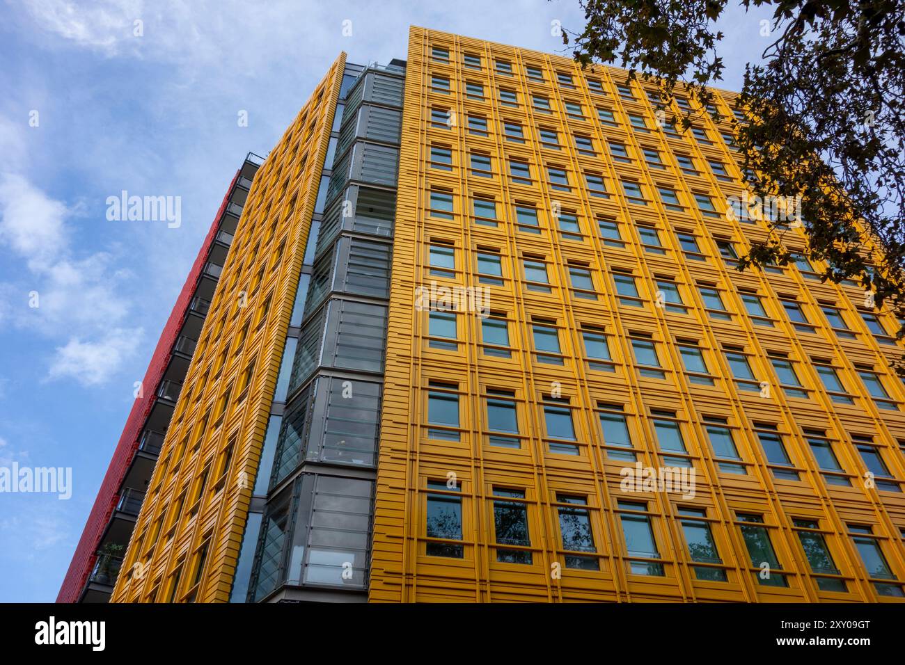 Farbenfrohe Fassaden von Central Saint Giles von Renzo Piano, London, Großbritannien Stockfoto