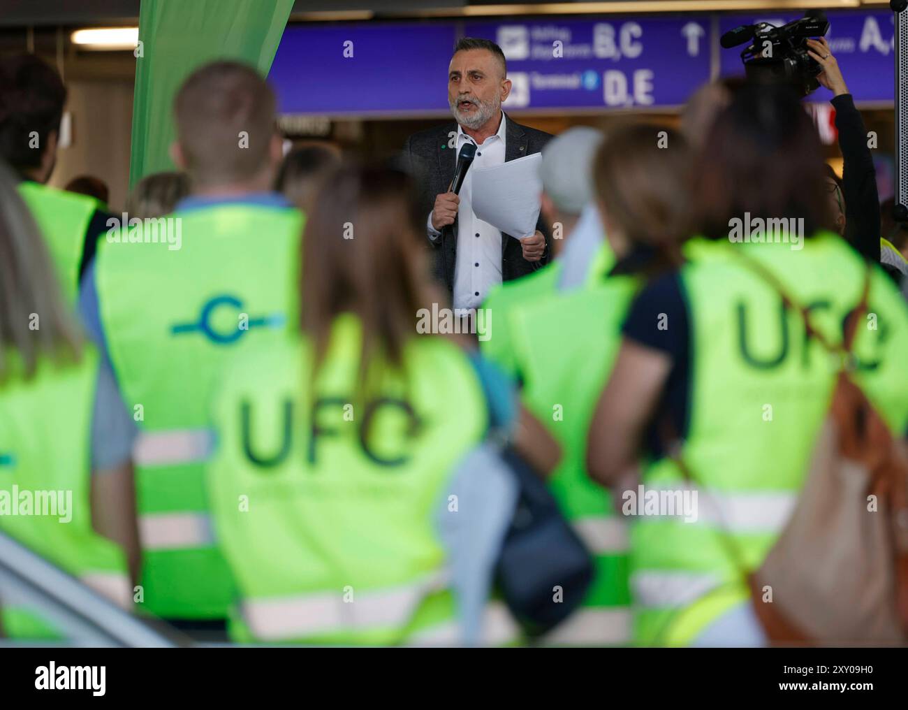 27.08.2024 Kundgebung am ersten Streiktag von vier vor und im Flughafen Frankfurt Main von Gewerkschaft UFO und Vereinigung Cockpit VC für höhere Löhne für Piloten und Kabinenpersonal der Lufthansa Tochter ENTDECKEN FLUGGESELLSCHAFTEN nach Tarifabschluss mit VERDI Organisation Vorsitzender Joachim Vazquez Bürger Frankfurt Main Hessen Deutschland *** 27 08 2024 Rallye am ersten Tag von vier Streiks vor dem und innerhalb des Frankfurter Hauptflughafens durch die gewerkschaft UFO und Vereinigung Cockpit VC für höhere Löhne für Piloten und Kabine Besatzung der Lufthansa-Tochter ENTDECKT FLUGGESELLSCHAFTEN nach Tarifverhandlungen Stockfoto