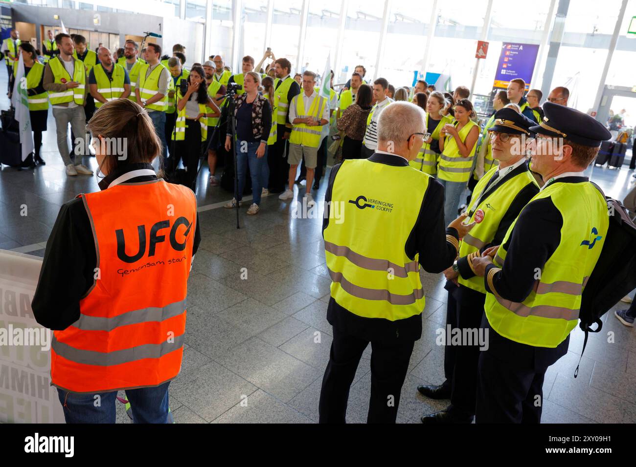 27.08.2024 Kundgebung am ersten Streiktag von vier vor und im Flughafen Frankfurt Main von Gewerkschaft UFO und Vereinigung Cockpit VC für höhere Löhne für Piloten und Kabinenpersonal der Lufthansa Tochter ENTDECKEN FLUGGESELLSCHAFTEN nach Tarifabschluss mit VERDI Organisation Vorsitzender Joachim Vazquez Bürger Frankfurt Main Hessen Deutschland *** 27 08 2024 Rallye am ersten Tag von vier Streiks vor dem und innerhalb des Frankfurter Hauptflughafens durch die gewerkschaft UFO und Vereinigung Cockpit VC für höhere Löhne für Piloten und Kabine Besatzung der Lufthansa-Tochter ENTDECKT FLUGGESELLSCHAFTEN nach Tarifverhandlungen Stockfoto