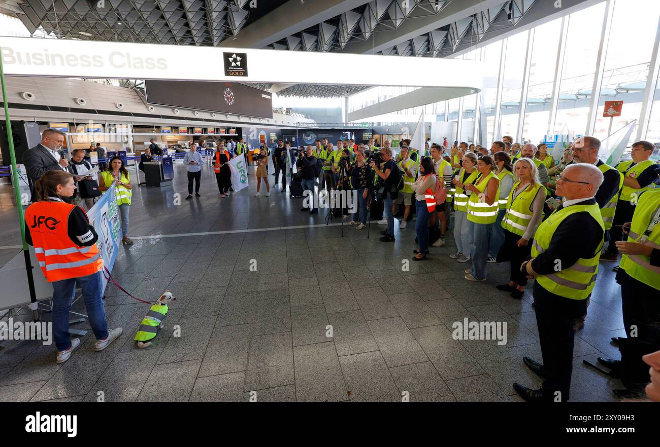 27.08.2024 Kundgebung am ersten Streiktag von vier vor und im Flughafen Frankfurt Main von Gewerkschaft UFO und Vereinigung Cockpit VC für höhere Löhne für Piloten und Kabinenpersonal der Lufthansa Tochter ENTDECKEN FLUGGESELLSCHAFTEN nach Tarifabschluss mit VERDI Organisation Vorsitzender Joachim Vazquez Bürger Frankfurt Main Hessen Deutschland *** 27 08 2024 Rallye am ersten Tag von vier Streiks vor dem und innerhalb des Frankfurter Hauptflughafens durch die gewerkschaft UFO und Vereinigung Cockpit VC für höhere Löhne für Piloten und Kabine Besatzung der Lufthansa-Tochter ENTDECKT FLUGGESELLSCHAFTEN nach Tarifverhandlungen Stockfoto