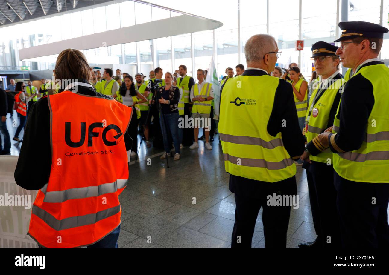 27.08.2024 Kundgebung am ersten Streiktag von vier vor und im Flughafen Frankfurt Main von Gewerkschaft UFO und Vereinigung Cockpit VC für höhere Löhne für Piloten und Kabinenpersonal der Lufthansa Tochter ENTDECKEN FLUGGESELLSCHAFTEN nach Tarifabschluss mit VERDI Organisation Vorsitzender Joachim Vazquez Bürger Frankfurt Main Hessen Deutschland *** 27 08 2024 Rallye am ersten Tag von vier Streiks vor dem und innerhalb des Frankfurter Hauptflughafens durch die gewerkschaft UFO und Vereinigung Cockpit VC für höhere Löhne für Piloten und Kabine Besatzung der Lufthansa-Tochter ENTDECKT FLUGGESELLSCHAFTEN nach Tarifverhandlungen Stockfoto