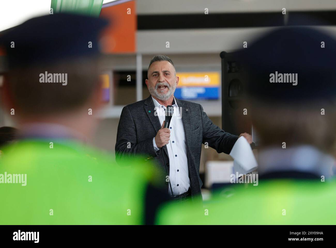 27.08.2024 Kundgebung am ersten Streiktag von vier vor und im Flughafen Frankfurt Main von Gewerkschaft UFO und Vereinigung Cockpit VC für höhere Löhne für Piloten und Kabinenpersonal der Lufthansa Tochter ENTDECKEN FLUGGESELLSCHAFTEN nach Tarifabschluss mit VERDI Organisation Vorsitzender Joachim Vazquez Bürger Frankfurt Main Hessen Deutschland *** 27 08 2024 Rallye am ersten Tag von vier Streiks vor dem und innerhalb des Frankfurter Hauptflughafens durch die gewerkschaft UFO und Vereinigung Cockpit VC für höhere Löhne für Piloten und Kabine Besatzung der Lufthansa-Tochter ENTDECKT FLUGGESELLSCHAFTEN nach Tarifverhandlungen Stockfoto