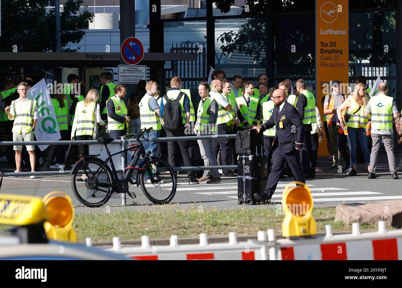 27.08.2024 Kundgebung am ersten Streiktag von vier vor und im Flughafen Frankfurt Main von Gewerkschaft UFO und Vereinigung Cockpit VC für höhere Löhne für Piloten und Kabinenpersonal der Lufthansa Tochter ENTDECKEN FLUGGESELLSCHAFTEN nach Tarifabschluss mit VERDI Organisation Vorsitzender Joachim Vazquez Bürger Frankfurt Main Hessen Deutschland *** 27 08 2024 Rallye am ersten Tag von vier Streiks vor dem und innerhalb des Frankfurter Hauptflughafens durch die gewerkschaft UFO und Vereinigung Cockpit VC für höhere Löhne für Piloten und Kabine Besatzung der Lufthansa-Tochter ENTDECKT FLUGGESELLSCHAFTEN nach Tarifverhandlungen Stockfoto
