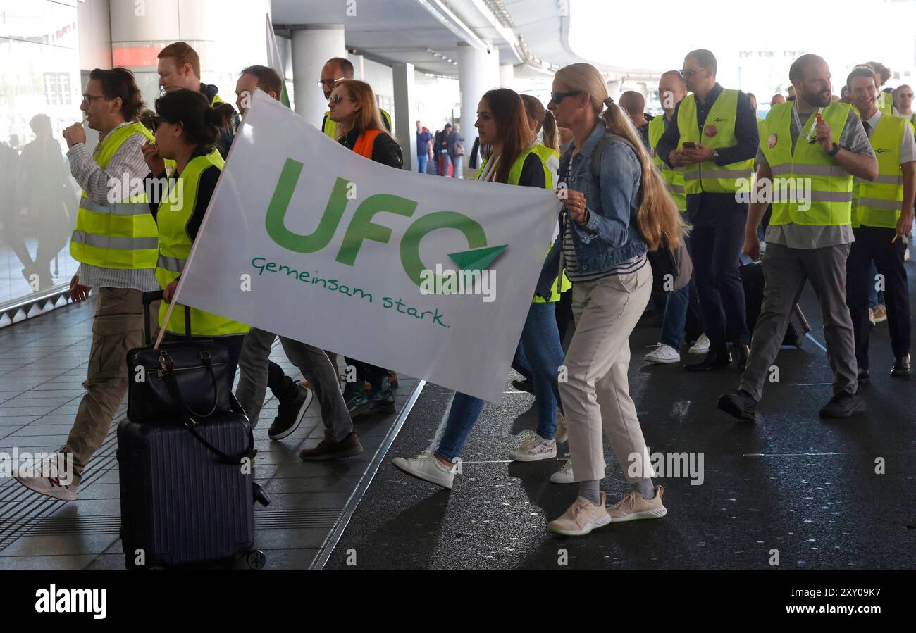 27.08.2024 Kundgebung am ersten Streiktag von vier vor und im Flughafen Frankfurt Main von Gewerkschaft UFO und Vereinigung Cockpit VC für höhere Löhne für Piloten und Kabinenpersonal der Lufthansa Tochter ENTDECKEN FLUGGESELLSCHAFTEN nach Tarifabschluss mit VERDI Organisation Vorsitzender Joachim Vazquez Bürger Frankfurt Main Hessen Deutschland *** 27 08 2024 Rallye am ersten Tag von vier Streiks vor dem und innerhalb des Frankfurter Hauptflughafens durch die gewerkschaft UFO und Vereinigung Cockpit VC für höhere Löhne für Piloten und Kabine Besatzung der Lufthansa-Tochter ENTDECKT FLUGGESELLSCHAFTEN nach Tarifverhandlungen Stockfoto
