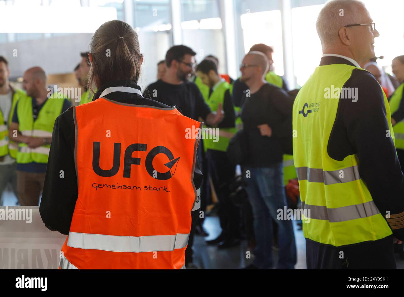 27.08.2024 Kundgebung am ersten Streiktag von vier vor und im Flughafen Frankfurt Main von Gewerkschaft UFO und Vereinigung Cockpit VC für höhere Löhne für Piloten und Kabinenpersonal der Lufthansa Tochter ENTDECKEN FLUGGESELLSCHAFTEN nach Tarifabschluss mit VERDI Organisation Vorsitzender Joachim Vazquez Bürger Frankfurt Main Hessen Deutschland *** 27 08 2024 Rallye am ersten Tag von vier Streiks vor dem und innerhalb des Frankfurter Hauptflughafens durch die gewerkschaft UFO und Vereinigung Cockpit VC für höhere Löhne für Piloten und Kabine Besatzung der Lufthansa-Tochter ENTDECKT FLUGGESELLSCHAFTEN nach Tarifverhandlungen Stockfoto