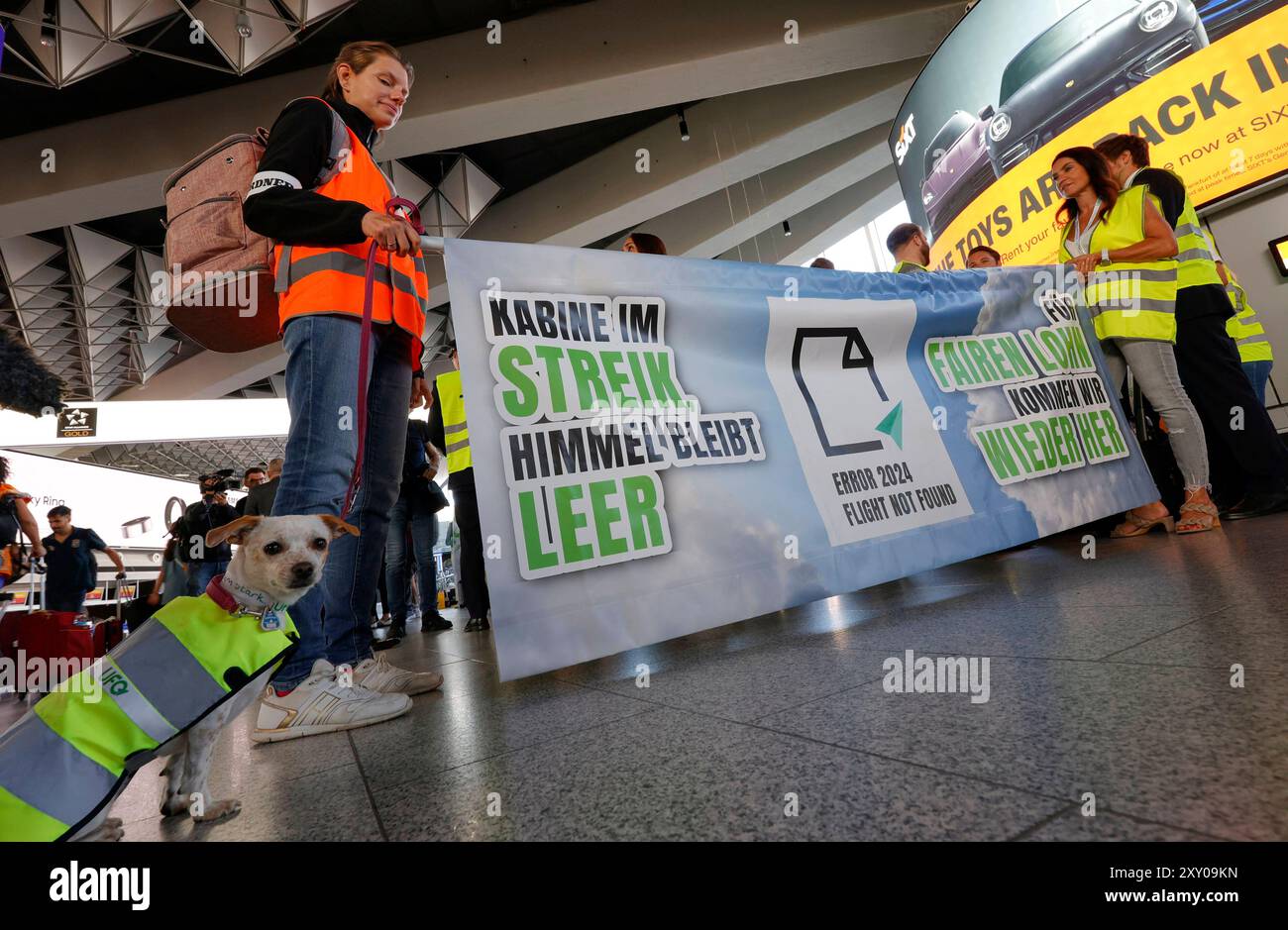 27.08.2024 Kundgebung am ersten Streiktag von vier vor und im Flughafen Frankfurt Main von Gewerkschaft UFO und Vereinigung Cockpit VC für höhere Löhne für Piloten und Kabinenpersonal der Lufthansa Tochter ENTDECKEN FLUGGESELLSCHAFTEN nach Tarifabschluss mit VERDI Organisation Vorsitzender Joachim Vazquez Bürger Frankfurt Main Hessen Deutschland *** 27 08 2024 Rallye am ersten Tag von vier Streiks vor dem und innerhalb des Frankfurter Hauptflughafens durch die gewerkschaft UFO und Vereinigung Cockpit VC für höhere Löhne für Piloten und Kabine Besatzung der Lufthansa-Tochter ENTDECKT FLUGGESELLSCHAFTEN nach Tarifverhandlungen Stockfoto