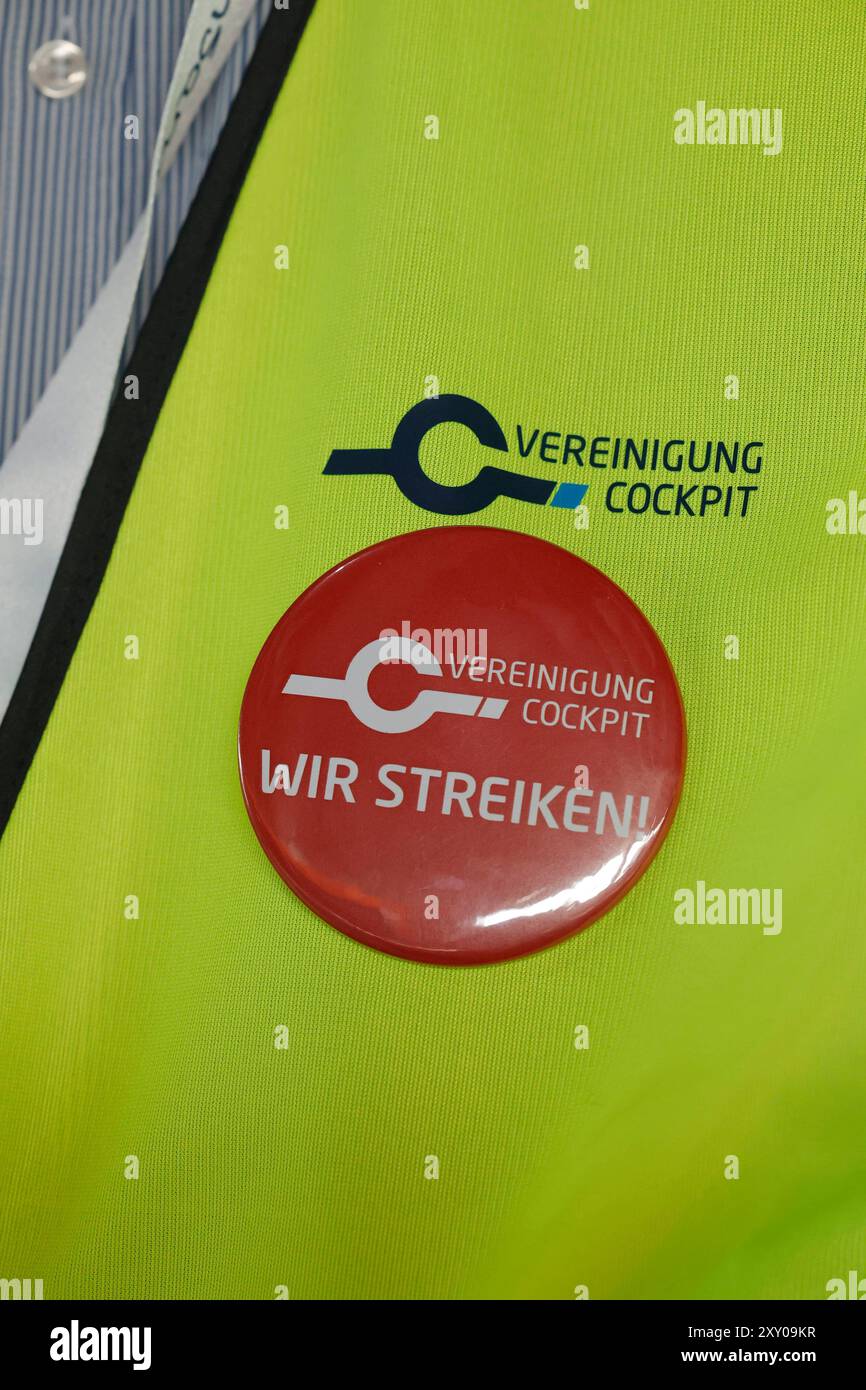 27.08.2024 Kundgebung am ersten Streiktag von vier vor und im Flughafen Frankfurt Main von Gewerkschaft UFO und Vereinigung Cockpit VC für höhere Löhne für Piloten und Kabinenpersonal der Lufthansa Tochter ENTDECKEN FLUGGESELLSCHAFTEN nach Tarifabschluss mit VERDI Organisation Vorsitzender Joachim Vazquez Bürger Frankfurt Main Hessen Deutschland *** 27 08 2024 Rallye am ersten Tag von vier Streiks vor dem und innerhalb des Frankfurter Hauptflughafens durch die gewerkschaft UFO und Vereinigung Cockpit VC für höhere Löhne für Piloten und Kabine Besatzung der Lufthansa-Tochter ENTDECKT FLUGGESELLSCHAFTEN nach Tarifverhandlungen Stockfoto