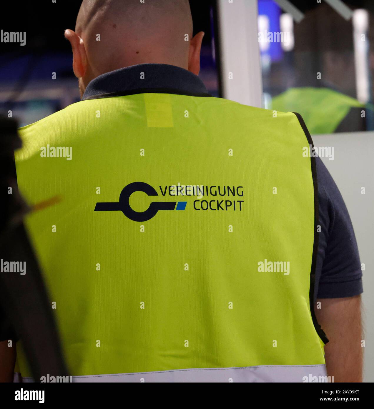 27.08.2024 Kundgebung am ersten Streiktag von vier vor und im Flughafen Frankfurt Main von Gewerkschaft UFO und Vereinigung Cockpit VC für höhere Löhne für Piloten und Kabinenpersonal der Lufthansa Tochter ENTDECKEN FLUGGESELLSCHAFTEN nach Tarifabschluss mit VERDI Organisation Vorsitzender Joachim Vazquez Bürger Frankfurt Main Hessen Deutschland *** 27 08 2024 Rallye am ersten Tag von vier Streiks vor dem und innerhalb des Frankfurter Hauptflughafens durch die gewerkschaft UFO und Vereinigung Cockpit VC für höhere Löhne für Piloten und Kabine Besatzung der Lufthansa-Tochter ENTDECKT FLUGGESELLSCHAFTEN nach Tarifverhandlungen Stockfoto