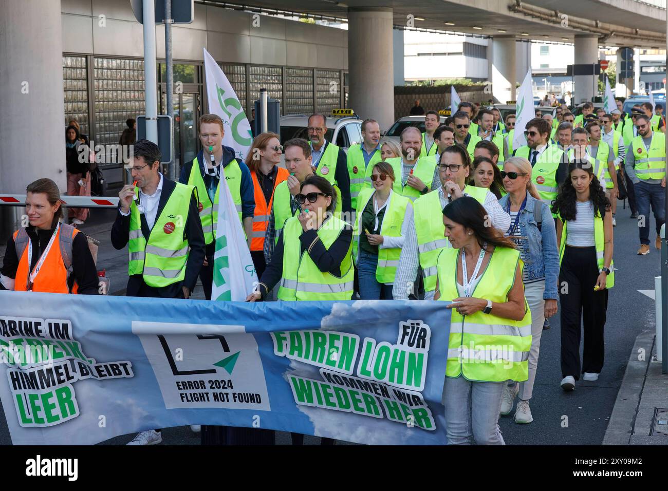 27.08.2024 Kundgebung am ersten Streiktag von vier vor und im Flughafen Frankfurt Main von Gewerkschaft UFO und Vereinigung Cockpit VC für höhere Löhne für Piloten und Kabinenpersonal der Lufthansa Tochter ENTDECKEN FLUGGESELLSCHAFTEN nach Tarifabschluss mit VERDI Organisation Vorsitzender Joachim Vazquez Bürger Frankfurt Main Hessen Deutschland *** 27 08 2024 Rallye am ersten Tag von vier Streiks vor dem und innerhalb des Frankfurter Hauptflughafens durch die gewerkschaft UFO und Vereinigung Cockpit VC für höhere Löhne für Piloten und Kabine Besatzung der Lufthansa-Tochter ENTDECKT FLUGGESELLSCHAFTEN nach Tarifverhandlungen Stockfoto