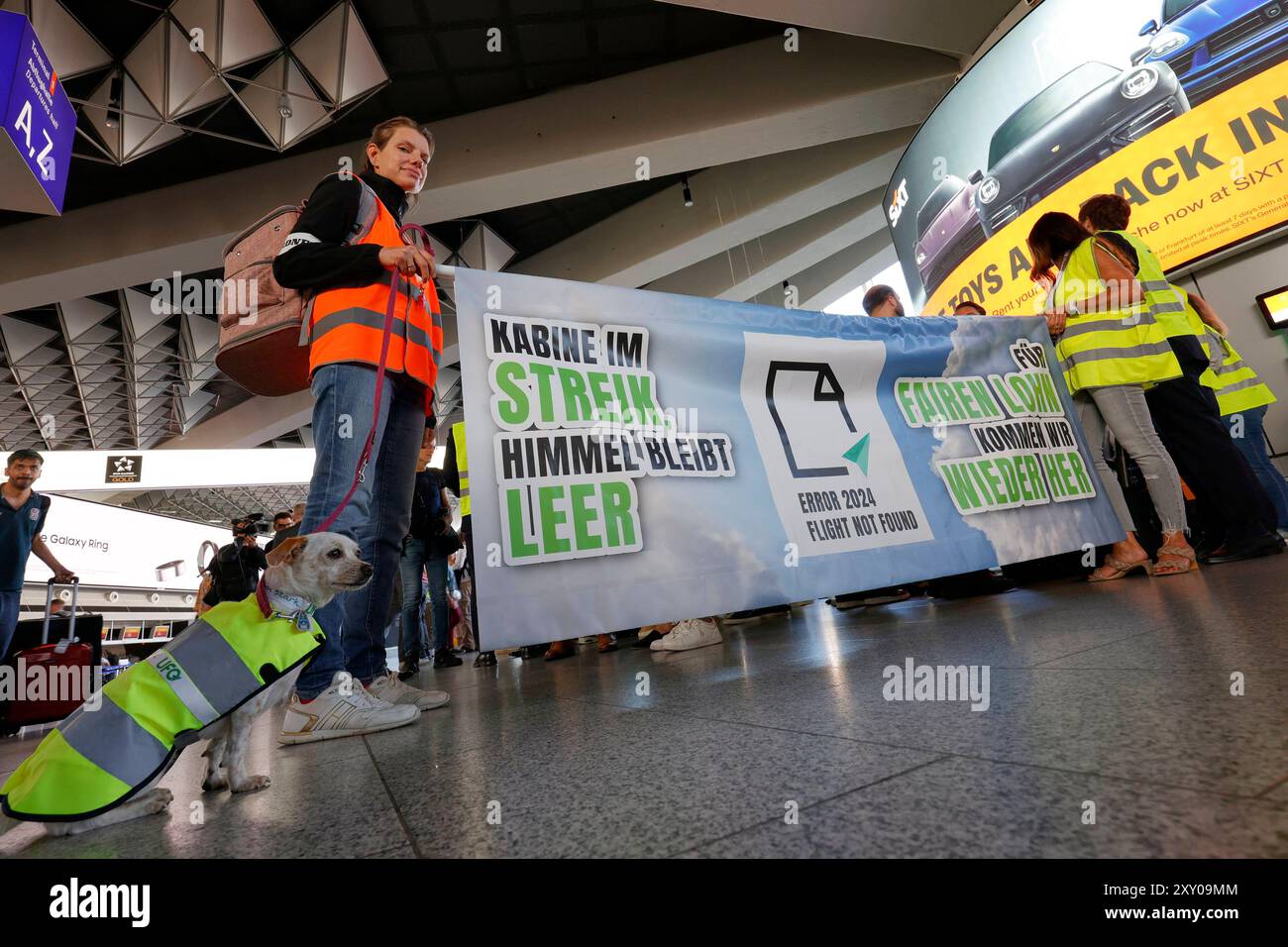 27.08.2024 Kundgebung am ersten Streiktag von vier vor und im Flughafen Frankfurt Main von Gewerkschaft UFO und Vereinigung Cockpit VC für höhere Löhne für Piloten und Kabinenpersonal der Lufthansa Tochter ENTDECKEN FLUGGESELLSCHAFTEN nach Tarifabschluss mit VERDI Organisation Vorsitzender Joachim Vazquez Bürger Frankfurt Main Hessen Deutschland *** 27 08 2024 Rallye am ersten Tag von vier Streiks vor dem und innerhalb des Frankfurter Hauptflughafens durch die gewerkschaft UFO und Vereinigung Cockpit VC für höhere Löhne für Piloten und Kabine Besatzung der Lufthansa-Tochter ENTDECKT FLUGGESELLSCHAFTEN nach Tarifverhandlungen Stockfoto