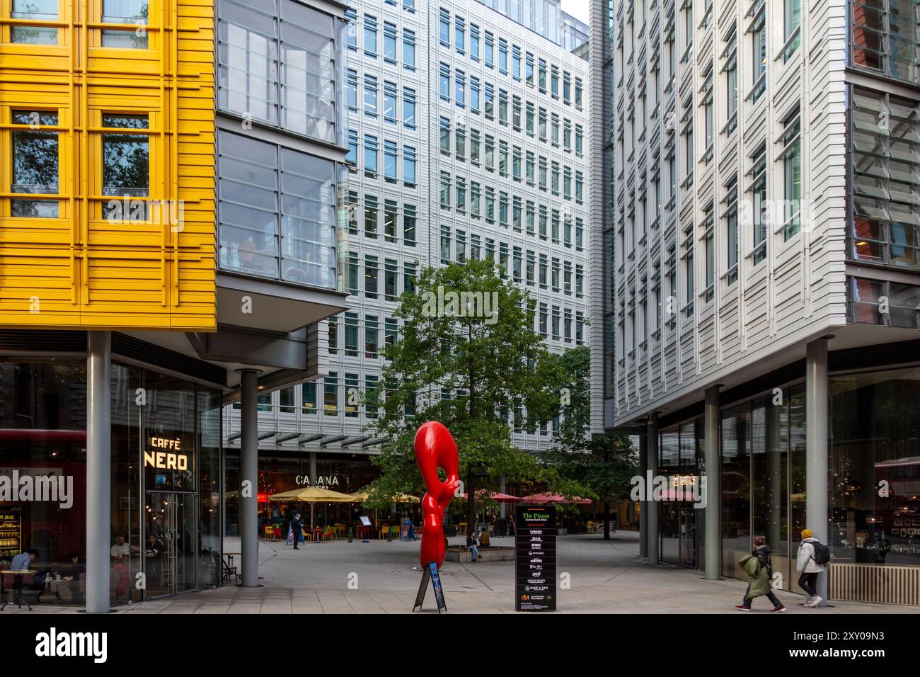 Farbenfrohe Fassaden von Central Saint Giles von Renzo Piano, London, Großbritannien Stockfoto