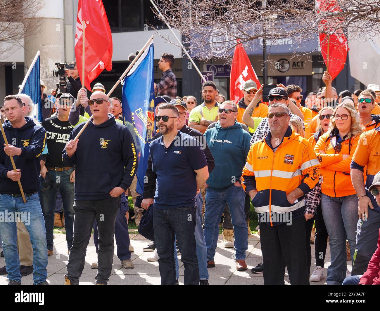 27. August 2024 Australien, Canberra. Hunderte von Arbeitnehmern, die nicht am Arbeitsplatz gearbeitet haben, versammeln sich im Stadtzentrum von Woden in Canberra, um gegen die Zwangsverwaltung der Bauabteilung der CFMEU zu protestieren. Stockfoto