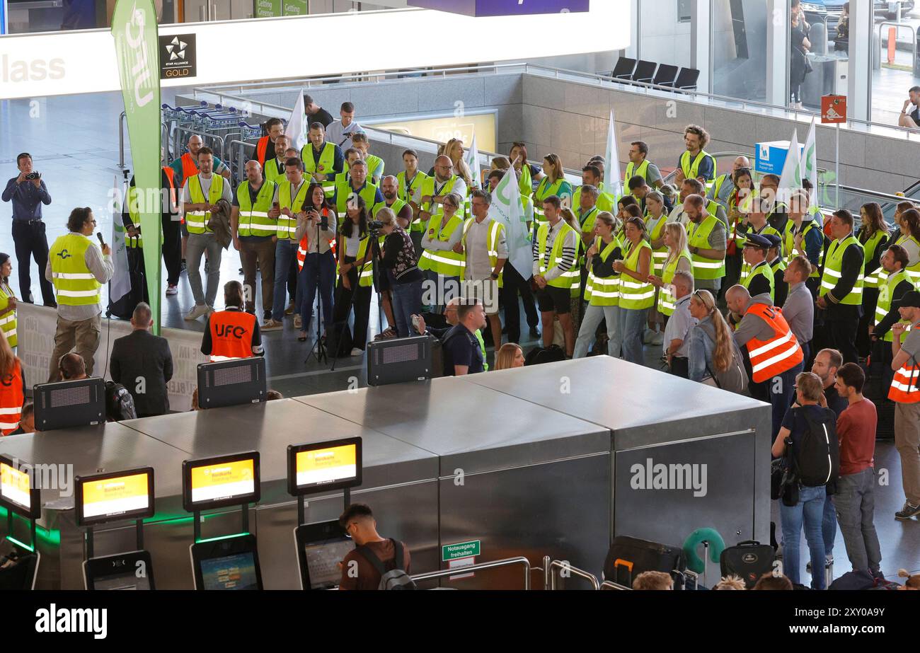 27.08.2024 Kundgebung am ersten Streiktag von vier vor und im Flughafen Frankfurt Main von Gewerkschaft UFO und Vereinigung Cockpit VC für höhere Löhne für Piloten und Kabinenpersonal der Lufthansa Tochter ENTDECKEN FLUGGESELLSCHAFTEN nach Tarifabschluss mit VERDI Organisation Vorsitzender Joachim Vazquez Bürger Frankfurt Main Hessen Deutschland *** 27 08 2024 Rallye am ersten Tag von vier Streiks vor dem und innerhalb des Frankfurter Hauptflughafens durch die gewerkschaft UFO und Vereinigung Cockpit VC für höhere Löhne für Piloten und Kabine Besatzung der Lufthansa-Tochter ENTDECKT FLUGGESELLSCHAFTEN nach Tarifverhandlungen Stockfoto