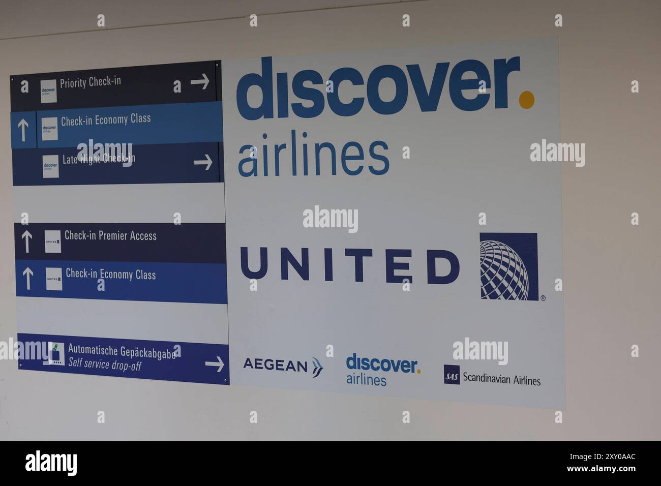 27.08.2024 Kundgebung am ersten Streiktag von vier vor und im Flughafen Frankfurt Main von Gewerkschaft UFO und Vereinigung Cockpit VC für höhere Löhne für Piloten und Kabinenpersonal der Lufthansa Tochter ENTDECKEN FLUGGESELLSCHAFTEN nach Tarifabschluss mit VERDI Organisation Vorsitzender Joachim Vazquez Bürger Frankfurt Main Hessen Deutschland *** 27 08 2024 Rallye am ersten Tag von vier Streiks vor dem und innerhalb des Frankfurter Hauptflughafens durch die gewerkschaft UFO und Vereinigung Cockpit VC für höhere Löhne für Piloten und Kabine Besatzung der Lufthansa-Tochter ENTDECKT FLUGGESELLSCHAFTEN nach Tarifverhandlungen Stockfoto