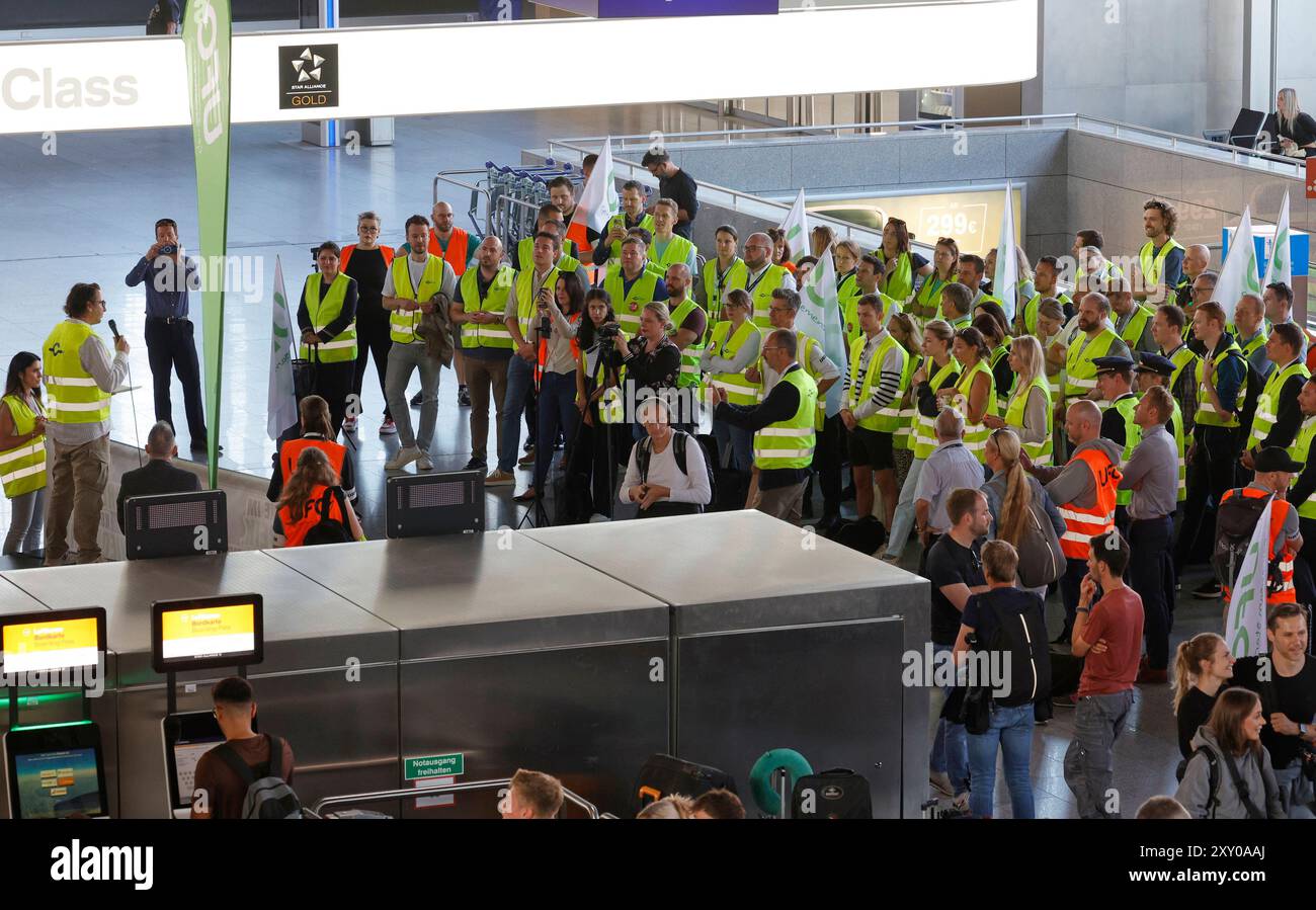 27.08.2024 Kundgebung am ersten Streiktag von vier vor und im Flughafen Frankfurt Main von Gewerkschaft UFO und Vereinigung Cockpit VC für höhere Löhne für Piloten und Kabinenpersonal der Lufthansa Tochter ENTDECKEN FLUGGESELLSCHAFTEN nach Tarifabschluss mit VERDI Organisation Vorsitzender Joachim Vazquez Bürger Frankfurt Main Hessen Deutschland *** 27 08 2024 Rallye am ersten Tag von vier Streiks vor dem und innerhalb des Frankfurter Hauptflughafens durch die gewerkschaft UFO und Vereinigung Cockpit VC für höhere Löhne für Piloten und Kabine Besatzung der Lufthansa-Tochter ENTDECKT FLUGGESELLSCHAFTEN nach Tarifverhandlungen Stockfoto