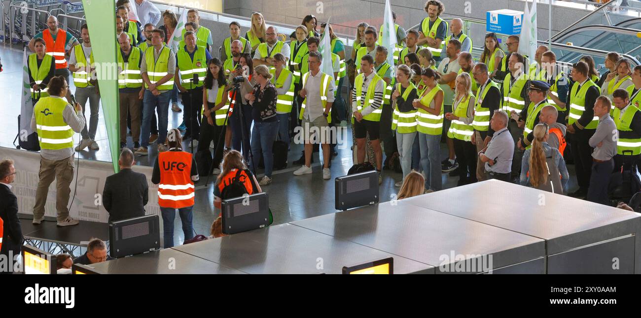 27.08.2024 Kundgebung am ersten Streiktag von vier vor und im Flughafen Frankfurt Main von Gewerkschaft UFO und Vereinigung Cockpit VC für höhere Löhne für Piloten und Kabinenpersonal der Lufthansa Tochter ENTDECKEN FLUGGESELLSCHAFTEN nach Tarifabschluss mit VERDI Organisation Vorsitzender Joachim Vazquez Bürger Frankfurt Main Hessen Deutschland *** 27 08 2024 Rallye am ersten Tag von vier Streiks vor dem und innerhalb des Frankfurter Hauptflughafens durch die gewerkschaft UFO und Vereinigung Cockpit VC für höhere Löhne für Piloten und Kabine Besatzung der Lufthansa-Tochter ENTDECKT FLUGGESELLSCHAFTEN nach Tarifverhandlungen Stockfoto