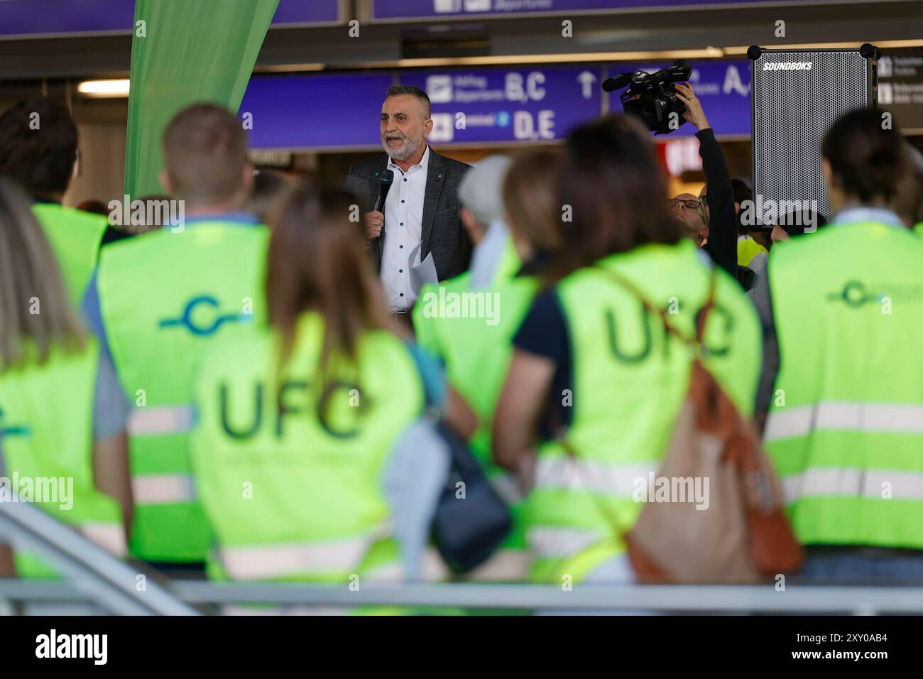 27.08.2024 Kundgebung am ersten Streiktag von vier vor und im Flughafen Frankfurt Main von Gewerkschaft UFO und Vereinigung Cockpit VC für höhere Löhne für Piloten und Kabinenpersonal der Lufthansa Tochter ENTDECKEN FLUGGESELLSCHAFTEN nach Tarifabschluss mit VERDI Organisation Vorsitzender Joachim Vazquez Bürger Frankfurt Main Hessen Deutschland *** 27 08 2024 Rallye am ersten Tag von vier Streiks vor dem und innerhalb des Frankfurter Hauptflughafens durch die gewerkschaft UFO und Vereinigung Cockpit VC für höhere Löhne für Piloten und Kabine Besatzung der Lufthansa-Tochter ENTDECKT FLUGGESELLSCHAFTEN nach Tarifverhandlungen Stockfoto