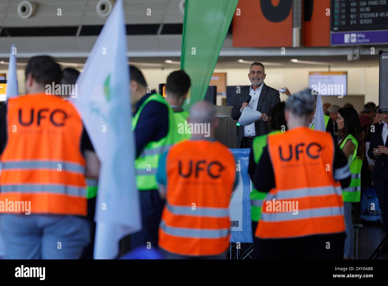 27.08.2024 Kundgebung am ersten Streiktag von vier vor und im Flughafen Frankfurt Main von Gewerkschaft UFO und Vereinigung Cockpit VC für höhere Löhne für Piloten und Kabinenpersonal der Lufthansa Tochter ENTDECKEN FLUGGESELLSCHAFTEN nach Tarifabschluss mit VERDI Organisation Vorsitzender Joachim Vazquez Bürger Frankfurt Main Hessen Deutschland *** 27 08 2024 Rallye am ersten Tag von vier Streiks vor dem und innerhalb des Frankfurter Hauptflughafens durch die gewerkschaft UFO und Vereinigung Cockpit VC für höhere Löhne für Piloten und Kabine Besatzung der Lufthansa-Tochter ENTDECKT FLUGGESELLSCHAFTEN nach Tarifverhandlungen Stockfoto