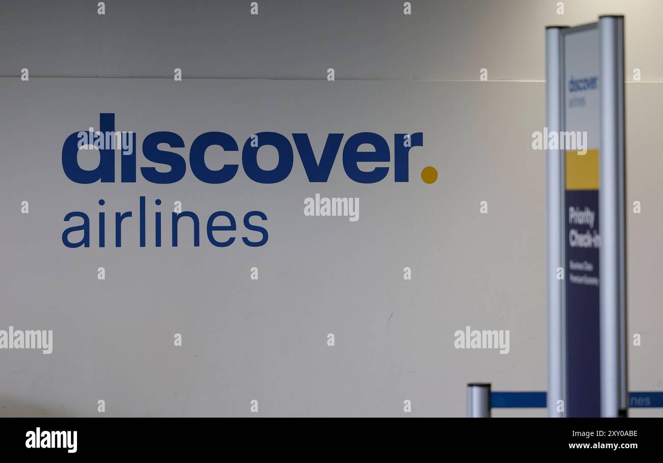 27.08.2024 Kundgebung am ersten Streiktag von vier vor und im Flughafen Frankfurt Main von Gewerkschaft UFO und Vereinigung Cockpit VC für höhere Löhne für Piloten und Kabinenpersonal der Lufthansa Tochter ENTDECKEN FLUGGESELLSCHAFTEN nach Tarifabschluss mit VERDI Organisation Vorsitzender Joachim Vazquez Bürger Frankfurt Main Hessen Deutschland *** 27 08 2024 Rallye am ersten Tag von vier Streiks vor dem und innerhalb des Frankfurter Hauptflughafens durch die gewerkschaft UFO und Vereinigung Cockpit VC für höhere Löhne für Piloten und Kabine Besatzung der Lufthansa-Tochter ENTDECKT FLUGGESELLSCHAFTEN nach Tarifverhandlungen Stockfoto