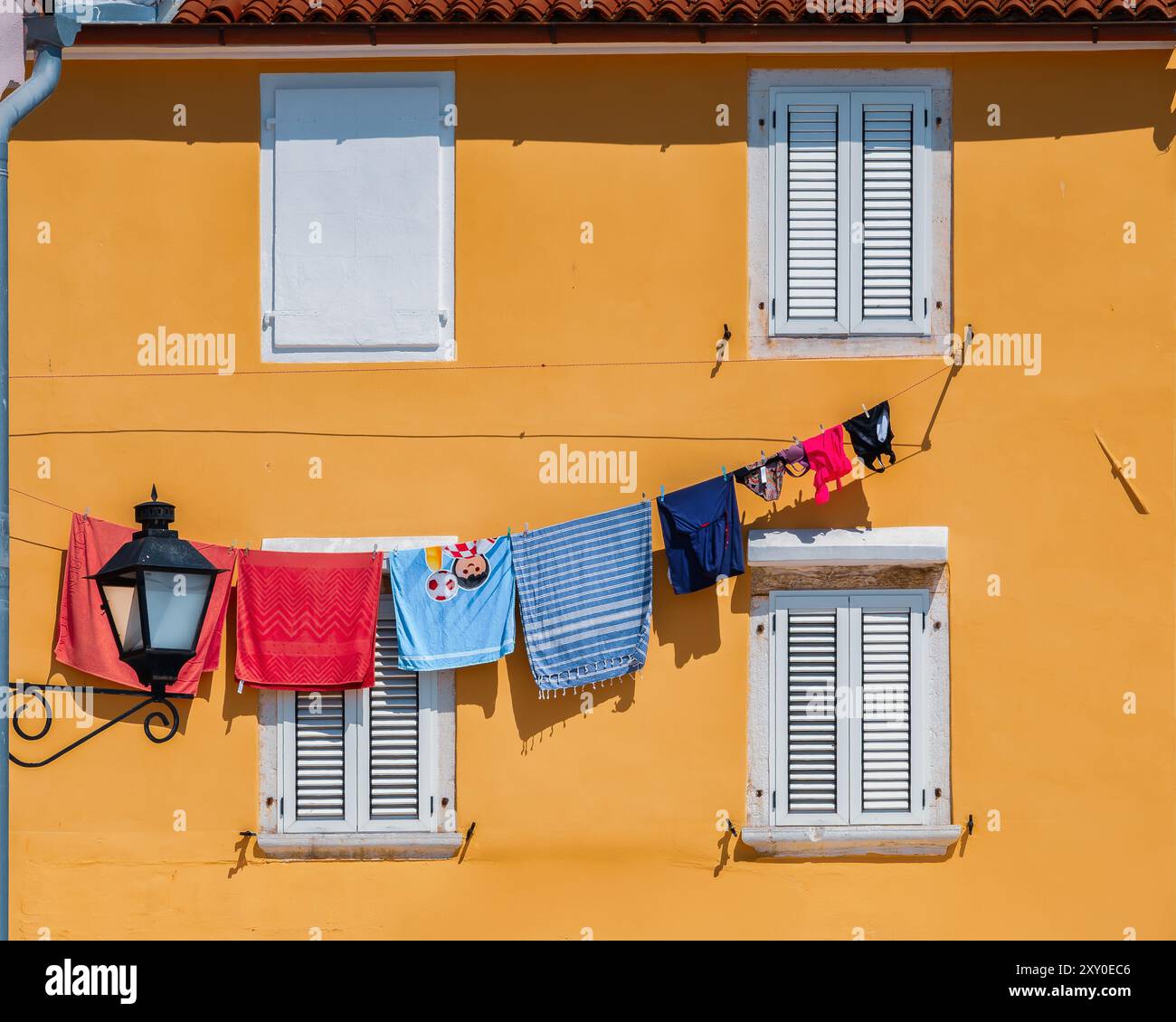 Wäscherei an der Hauswand Stockfoto