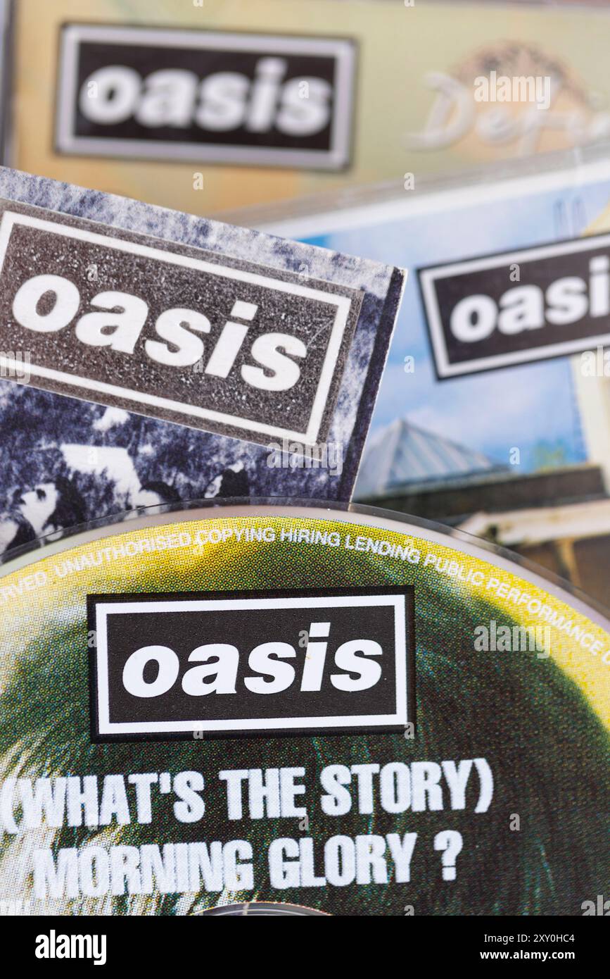 London, UK - 27. August 2024: Oasis-Band-cds. Oasis ist eine beliebte Rockband aus der 1990er-Jahre-Epoche. Stockfoto