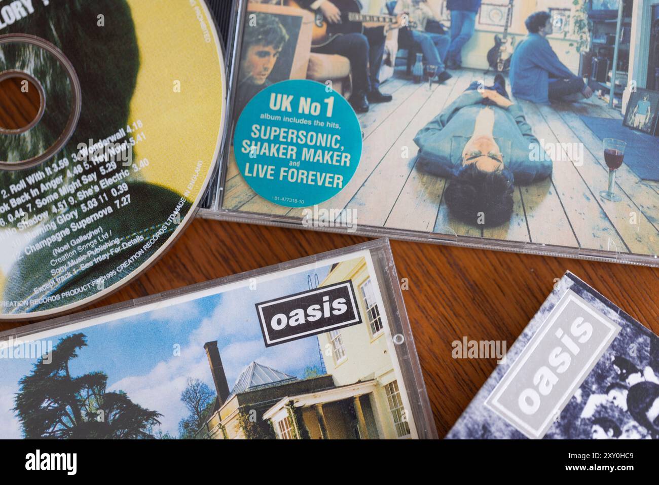 London, UK - 27. August 2024: Oasis-Band-cds. Oasis ist eine beliebte Rockband aus der 1990er-Jahre-Epoche. Stockfoto