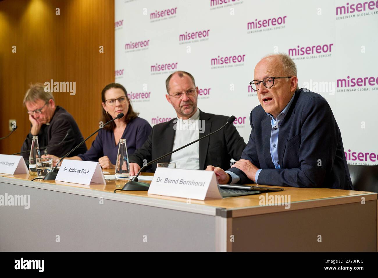 Die Entwicklungsorganisation Misereor hat im vergangenen Jahr mehr Spenden erhalten. Wie der Hauptgeschaeftsfuehrer des katholischen Hilfswerks Misereor, Andreas Frick im Foto 2.v.r., am Dienstag, 27.08.2024, waehrend der Jahresbilanzpressekonferenz in Berlin mitteilte, wuchs das Spendenaufkommen um 2,9 auf 64,6 Millionen Euro an. Dennoch fuerchtet das Werk, seine Projektarbeit wegen der drohenden Kürzungen staatlicher Hilfen aus dem Entwicklungsministerium reduzieren zu müssen. Im Bild vlnr.: Praelat Karl Juesten, Vorsitzender der Katholischen Zentralstelle für globale Entwicklung und Leiter Stockfoto