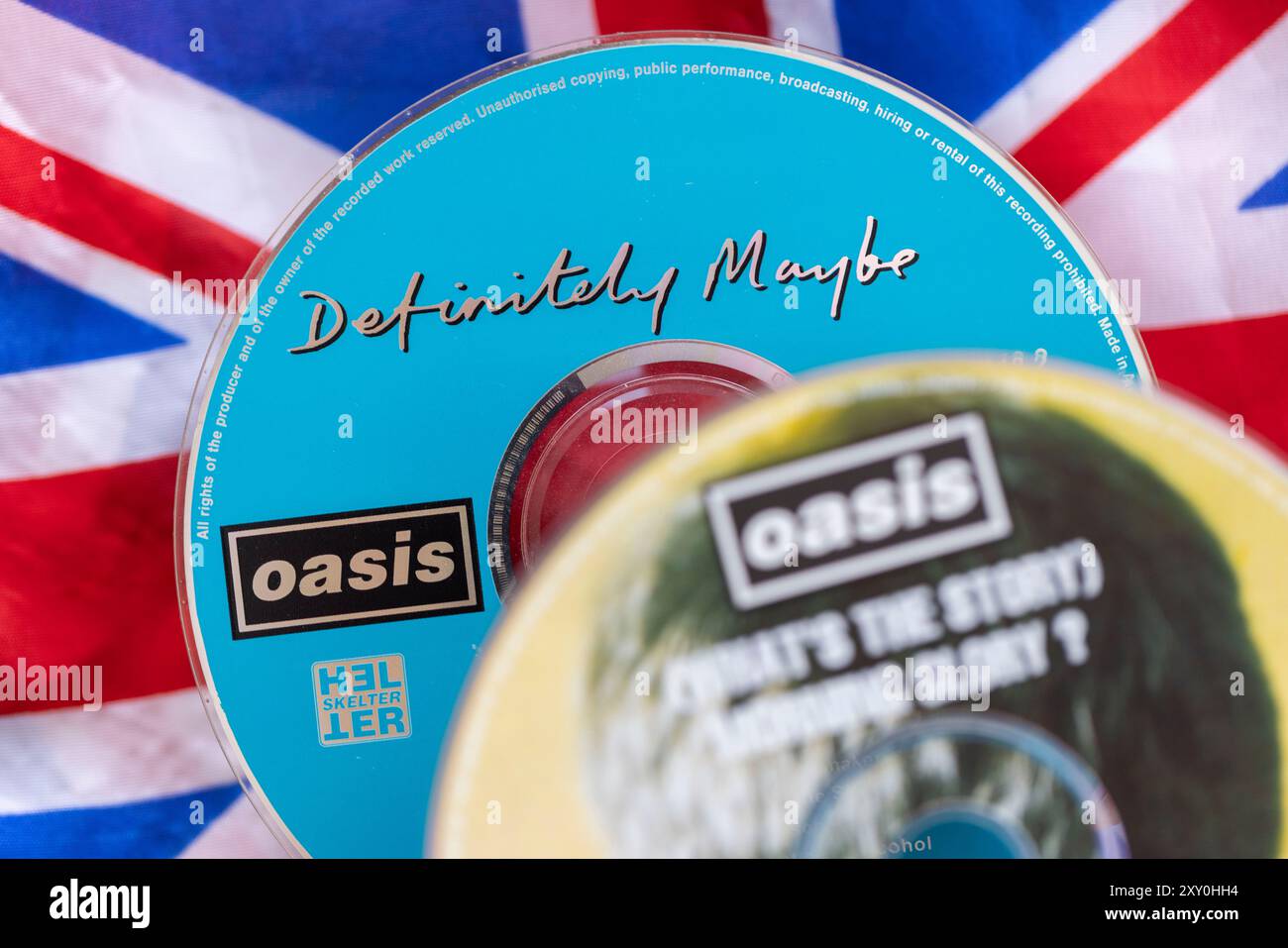 London, UK - 27. August 2024: Oasis-Band-cds. Oasis ist eine beliebte Rockband aus der 1990er-Jahre-Epoche. Stockfoto