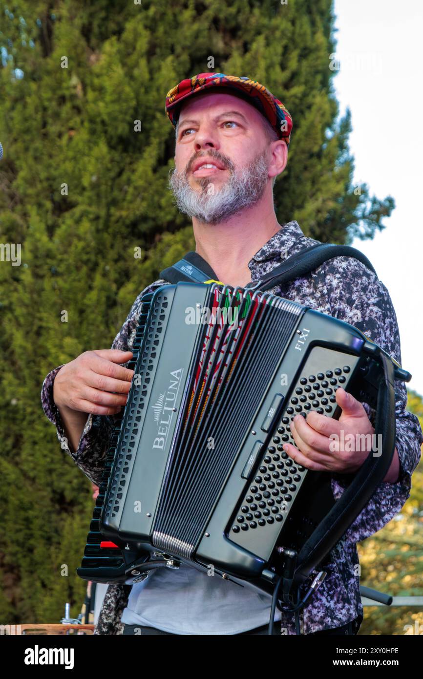 T.R.O im Konzert für das Festival der Einladungen, im Oppidum d'Enserune. Nissan-lez-Enserune, Occitanie, Frankreich Stockfoto