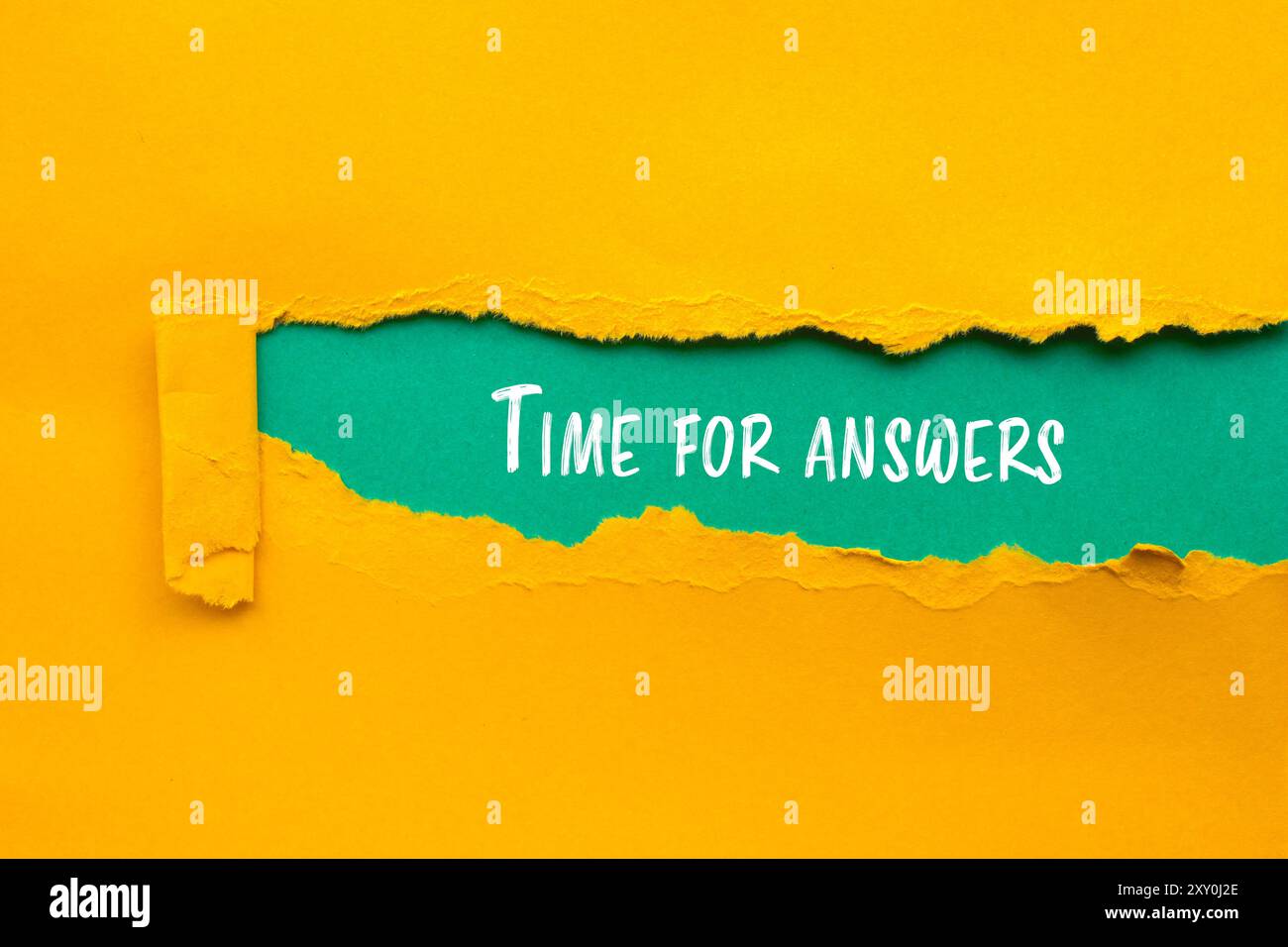 Die Nachricht „Zeit für Antworten“ wurde auf gerissenem gelbem Papier mit blauem Hintergrund geschrieben. Symbol für die konzeptionelle Zeit für Antworten. Kopierbereich. Stockfoto