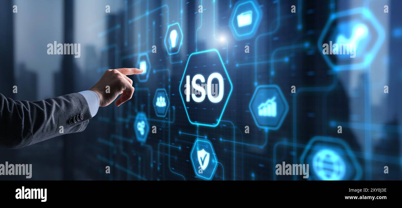 ISO-Norm-Zertifizierung Standardisierung Qualitätskontrollkonzept auf virtuellem Bildschirm. Stockfoto