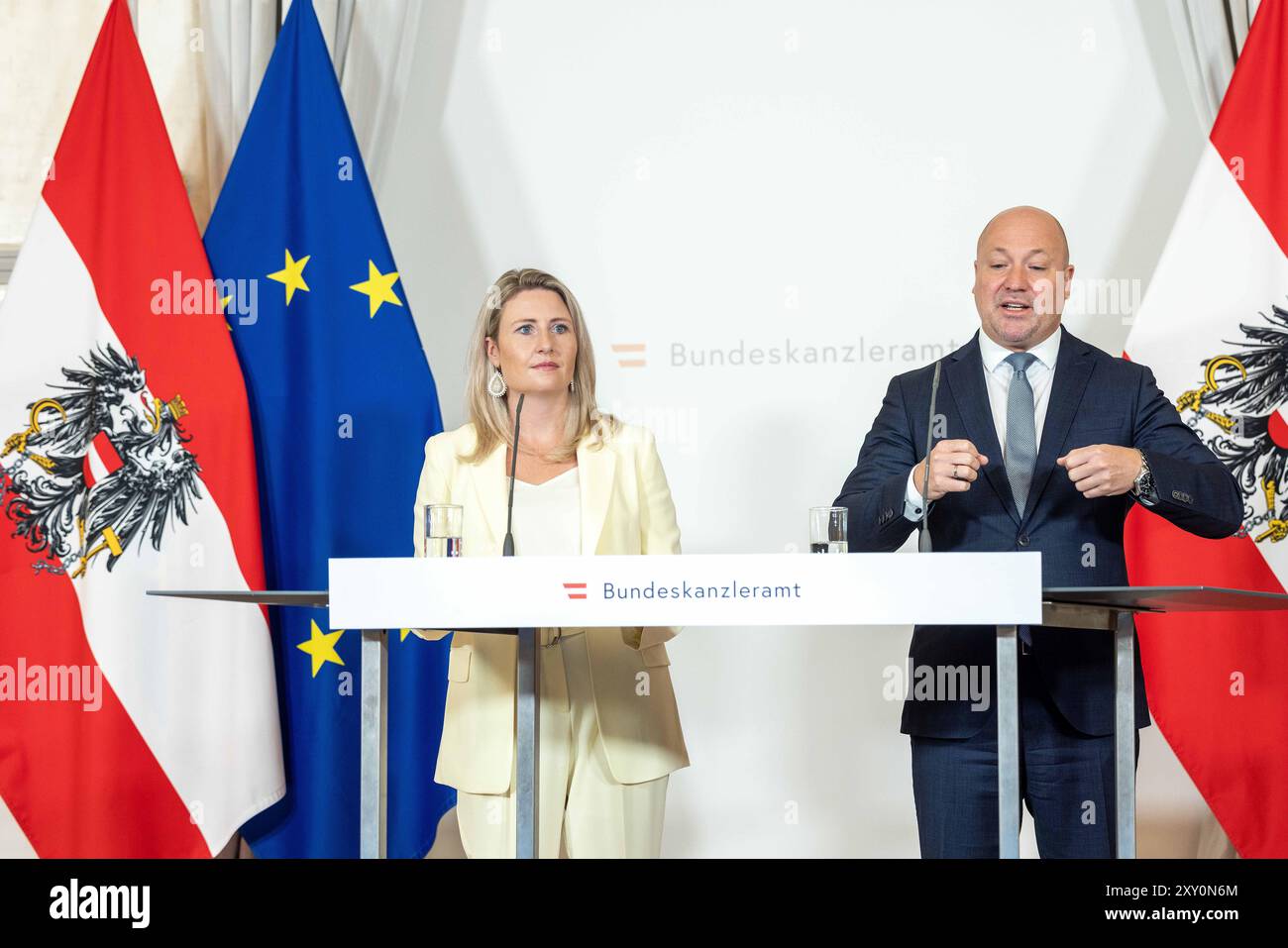 Wien, Oesterreich. August 2024. WIEN, OESTERREICH - 27. AUGUST: Bundesministerin für Frauen, Familie, Integration und Medien im Bundeskanzleramt Susanne Raab (OeVP) und Generaldirektor Tobias Thomas (Statistik Austria) bei der Pressekonferenz - zur Praesentation des aktuellen Kinderbetreuungsmonitors mit Familienministerin in in der Bundeskanzleramt am 27. August 2024 in Wien, Oesterreich.240827_SEPA_10_026 - 20240827_PD1688 Credit: APA-PictureDesk/Alamy Live News Stockfoto
