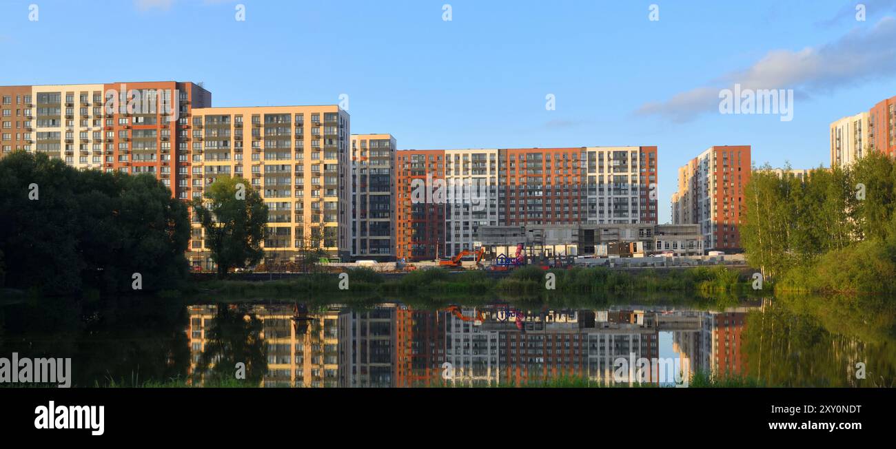 Moskau, Russland - 3. August 2024. Wohnkomplex 1 Leningradski und Molzhaninowski-Teich Stockfoto