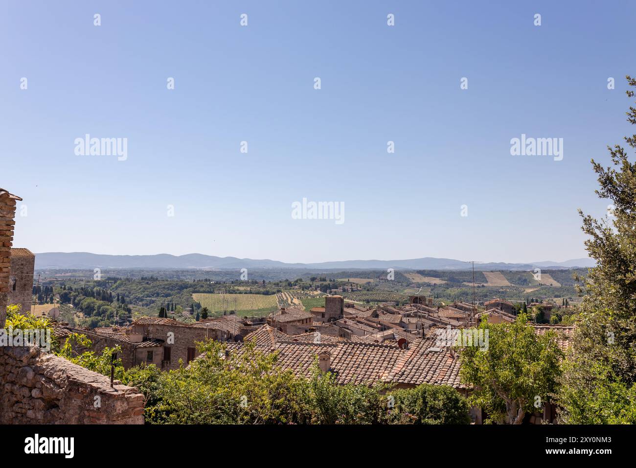 Malerischer Blick auf die mittelalterliche toskanische Stadt mit alten Dächern der Häuser, Kirchen und dem wunderschönen toskanischen Tal, Italien. Stockfoto