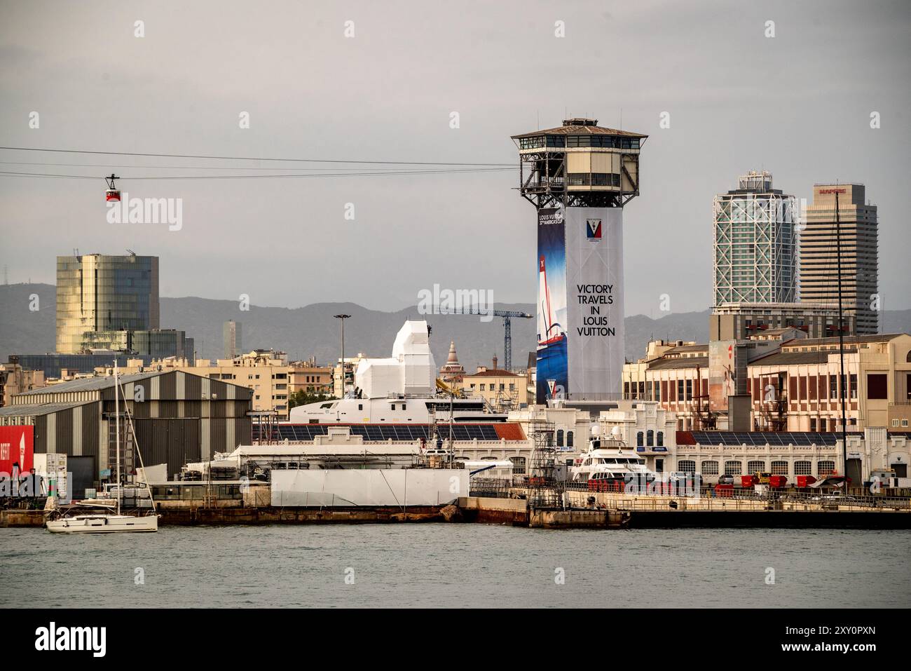 Anlässlich des America's Cup Segelwettbewerbs in Barcelona ist der Sant Sebastia Tower im Hafen der katalanischen Hauptstadt mit der Marke des Sponsoren Louis Vuitton geschmückt. Stockfoto