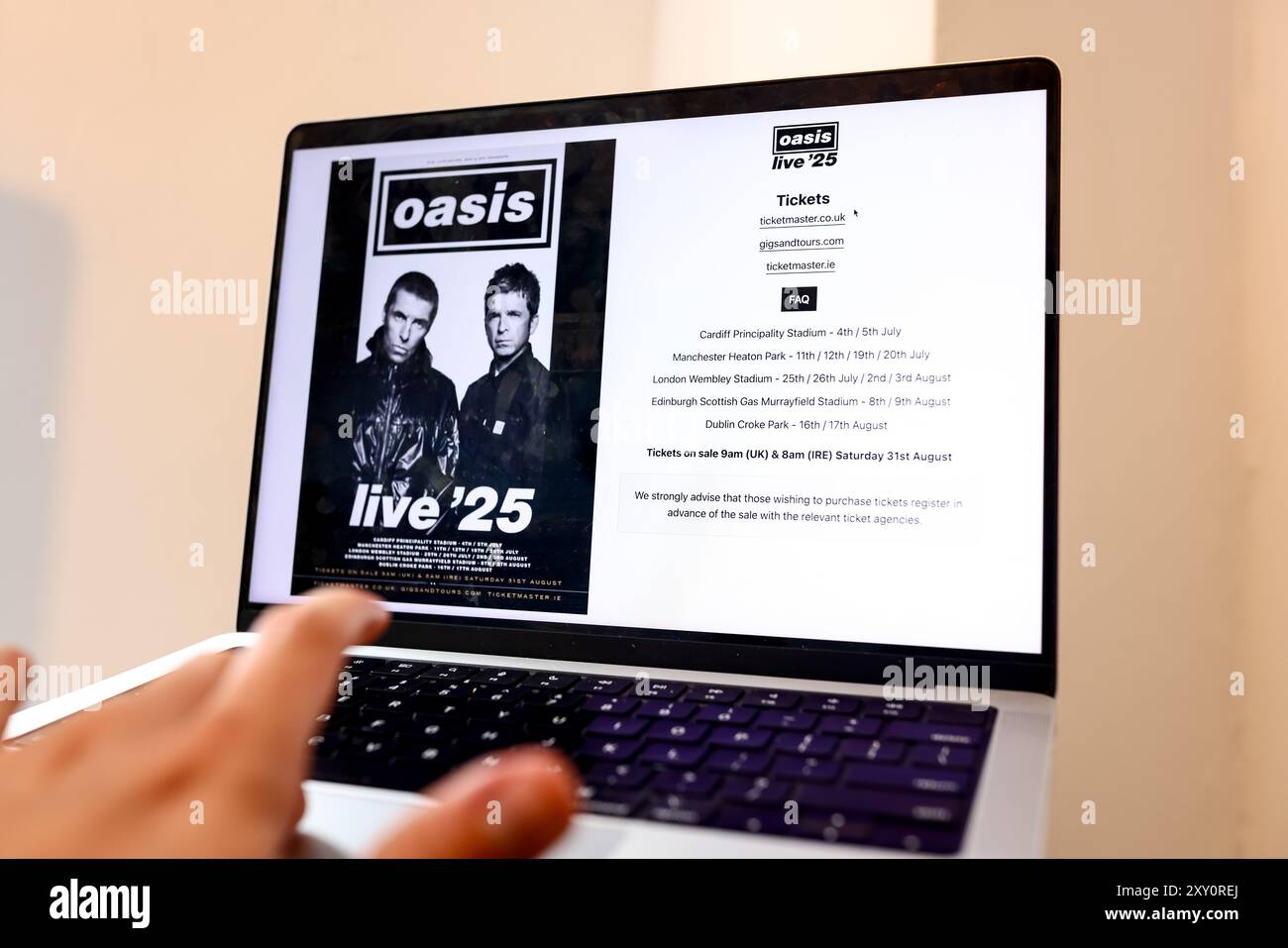 Auf der Oasis-Website, die auf einem Laptop-Bildschirm angezeigt wird, werden Informationen zum Oasis Live 2025-Konzert und Tickets angezeigt, die am 31. August 2024 erworben werden können. Stockfoto