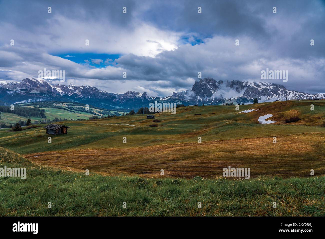 Panoramablick von der Seiser Alm auf die Dolomiten in Südtirol, Italien. Stockfoto