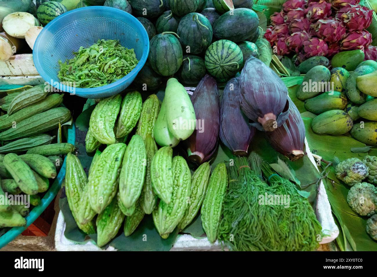 Frisches Gemüse und Obst zum Verkauf auf dem Central Market (Phsar Thmei), Phnom Penh, Kambodscha - Bananenblume, Bitterkürbis, Wassermelonen, Pudding Apfel Stockfoto