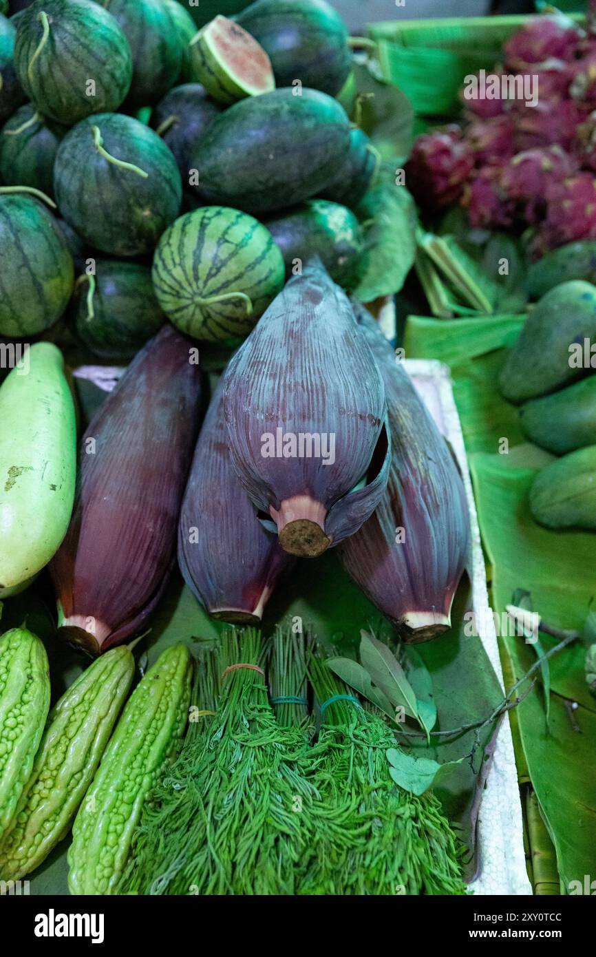 Frisches Gemüse und Obst zum Verkauf auf dem Central Market (Phsar Thmei), Phnom Penh, Kambodscha - Bananenblume, Bitterkürbis, Wassermelonen, Pudding Apfel Stockfoto