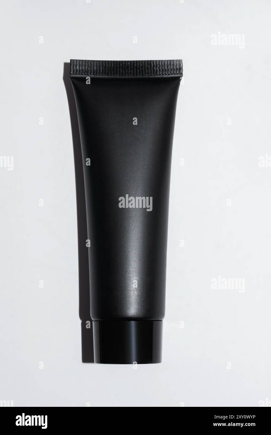Draufsicht eines eleganten schwarzen Kosmetikröhrchens, geeignet für Branding, mit glatter matter Oberfläche, isoliert auf weißem Hintergrund, für einen sauberen und professionellen Eindruck Stockfoto
