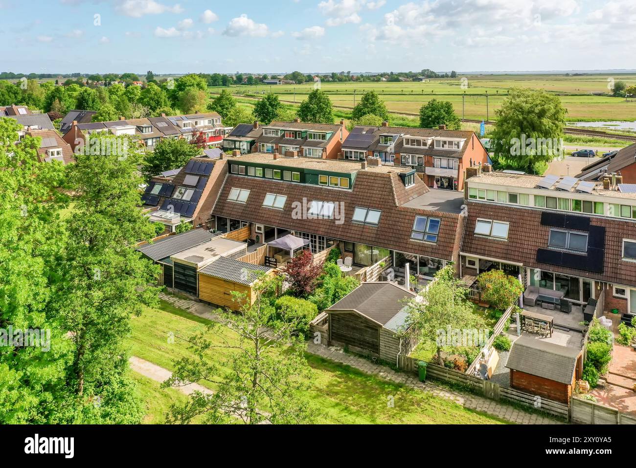 Blick aus der Vogelperspektive auf ein modernes Vorstadtviertel mit grünen Hinterhöfen und charakteristischen Häuserdesigns. Stockfoto