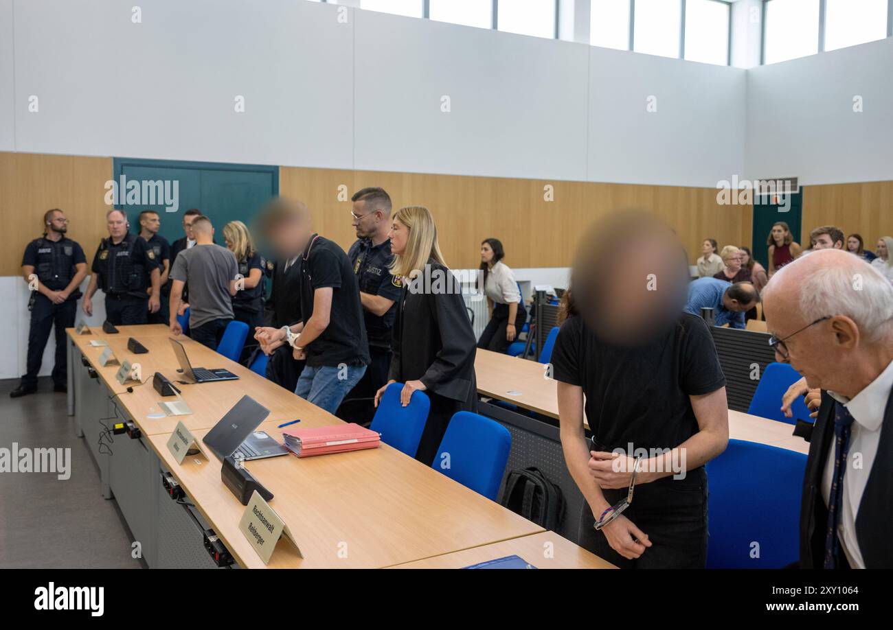 Trier, Deutschland. August 2024. Gerichtsbeamte bringen die Angeklagten des gemeinsamen Mordes zur Verurteilung in den Gerichtssaal. Sie töteten einen Arzt aus der Eifel und entsorgten die Leiche. Hinweis: Harald Tittel/dpa - ACHTUNG: Person(en) wurde/wurden aus rechtlichen Gründen pixeliert/dpa/Alamy Live News Stockfoto