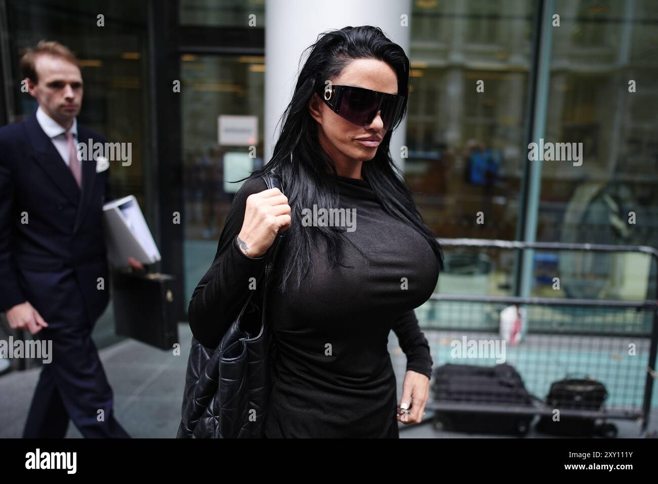 Katie Price verließ das Rolls Building in London, nachdem sie bei einer öffentlichen Gerichtsverhandlung Fragen über ihre Finanzen gestellt hatte. Bilddatum: Dienstag, 27. August 2024. Stockfoto Katie Price verließ das Rolls Building in London, nachdem sie bei einer öffentlichen Gerichtsverhandlung Fragen über ihre Finanzen gestellt hatte. Bilddatum: Dienstag, 27. August 2024. Stockfoto